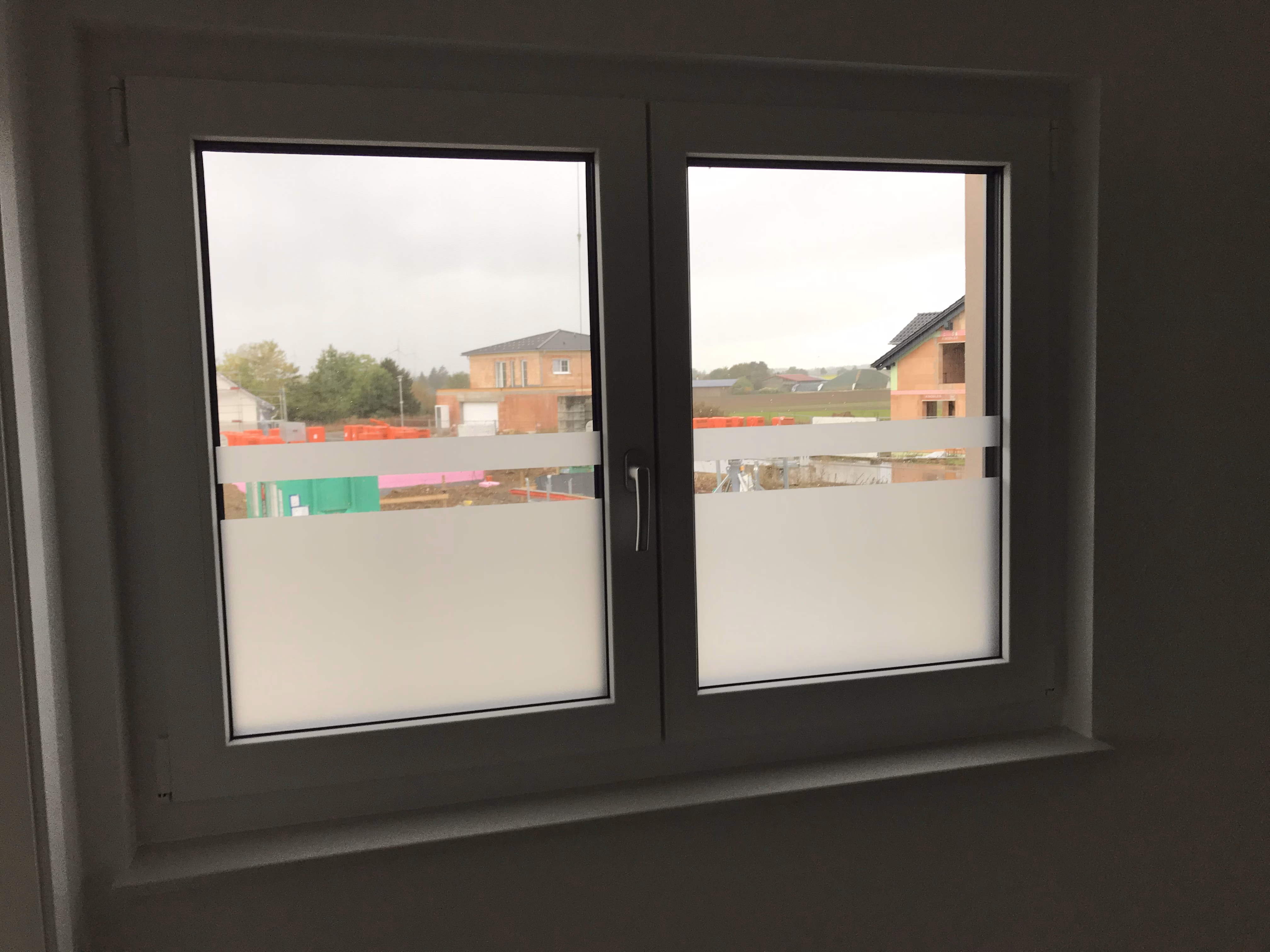 Individuelle Glasdekor als Sichtschutz für Fenster Individuelle Glasdekor als Sichtschutz für Fenster