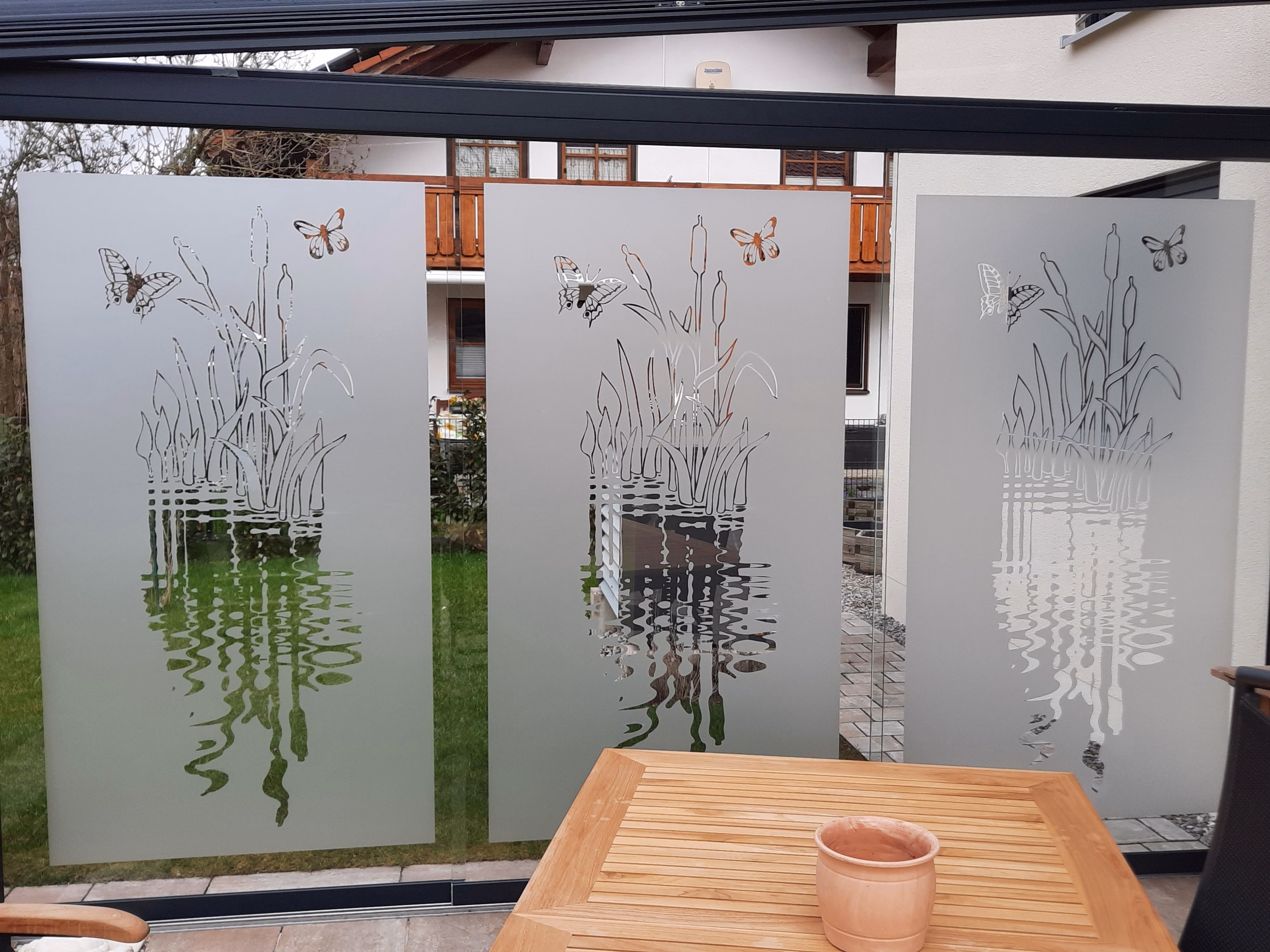 Glasdekor auf einer Glasscheibe, Schilfufer