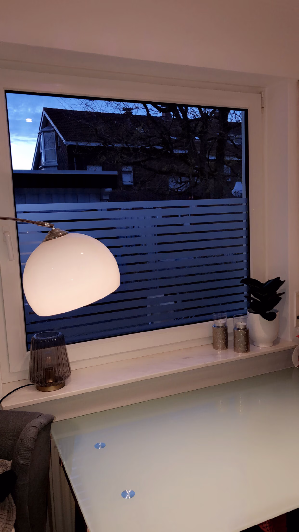 Sichtschutzfolie im Büro mit horizontalen weißen Streifen Sichtschutzfolie im Büro mit horizontalen weißen Streifen