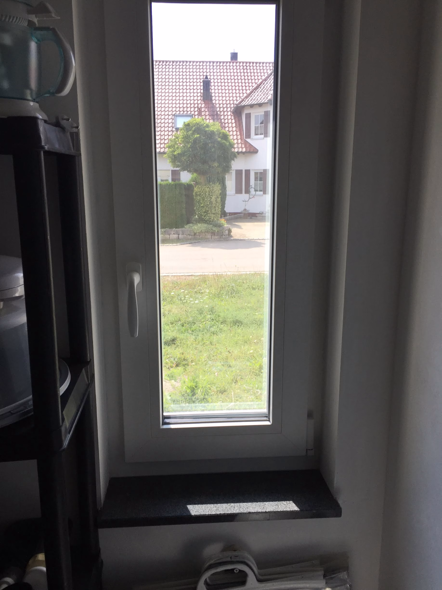 Sonnenschutzfolie als Hitzeschutz auf einem schmalen Fenster