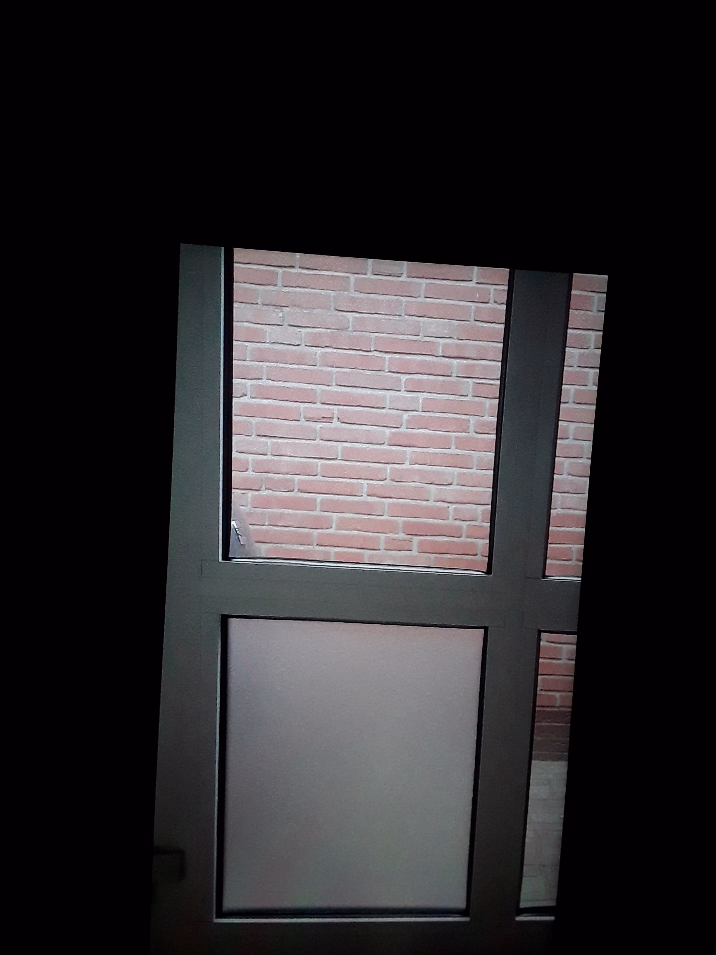 Adhäsionsfolie im Ätzglasdesign auf einem feststehendem bodentiefen Fenster Adhäsionsfolie im Ätzglasdesign auf einem feststehendem bodentiefen Fenster