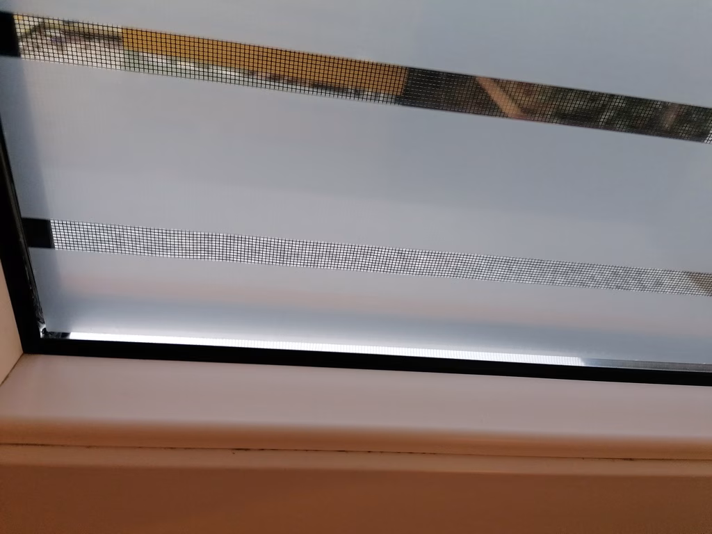 Fensterfolie horizontalen Balken als Sichtschutz auf einem Fenster Fensterfolie horizontalen Balken als Sichtschutz auf einem Fenster