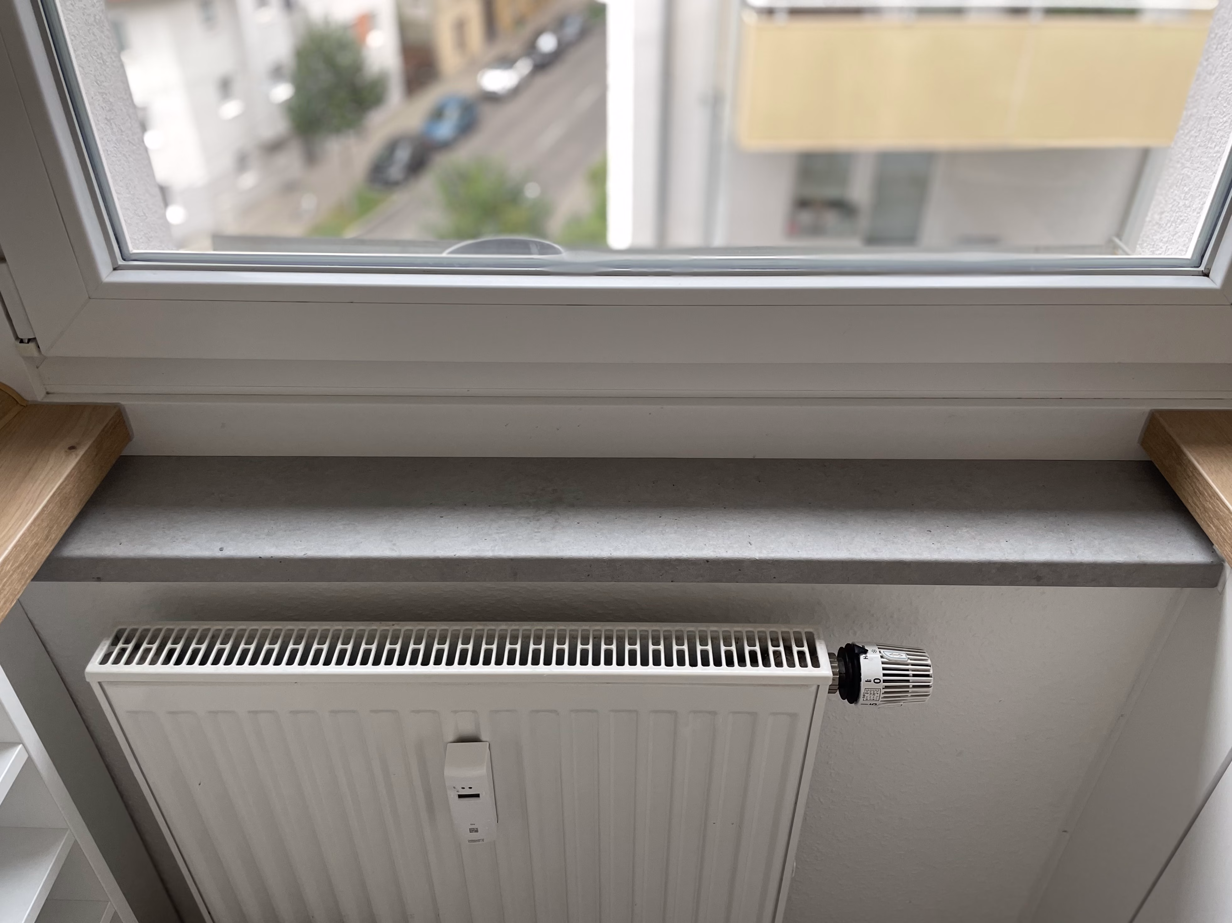 Fensterbank mit Klebefolie in Betonoptik hellgrau