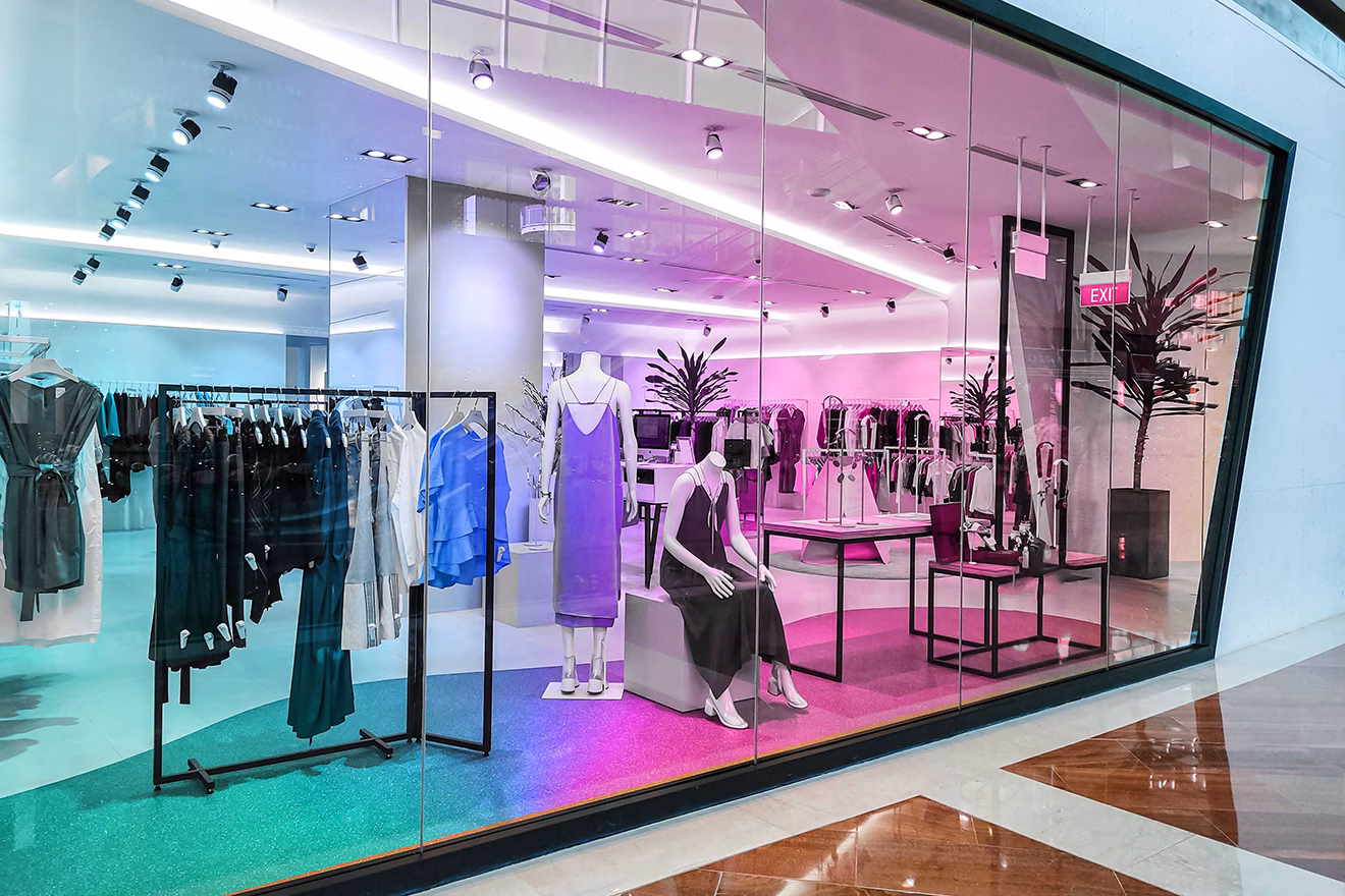 Folie mit welchselnden Farben auf einem Schaufenster