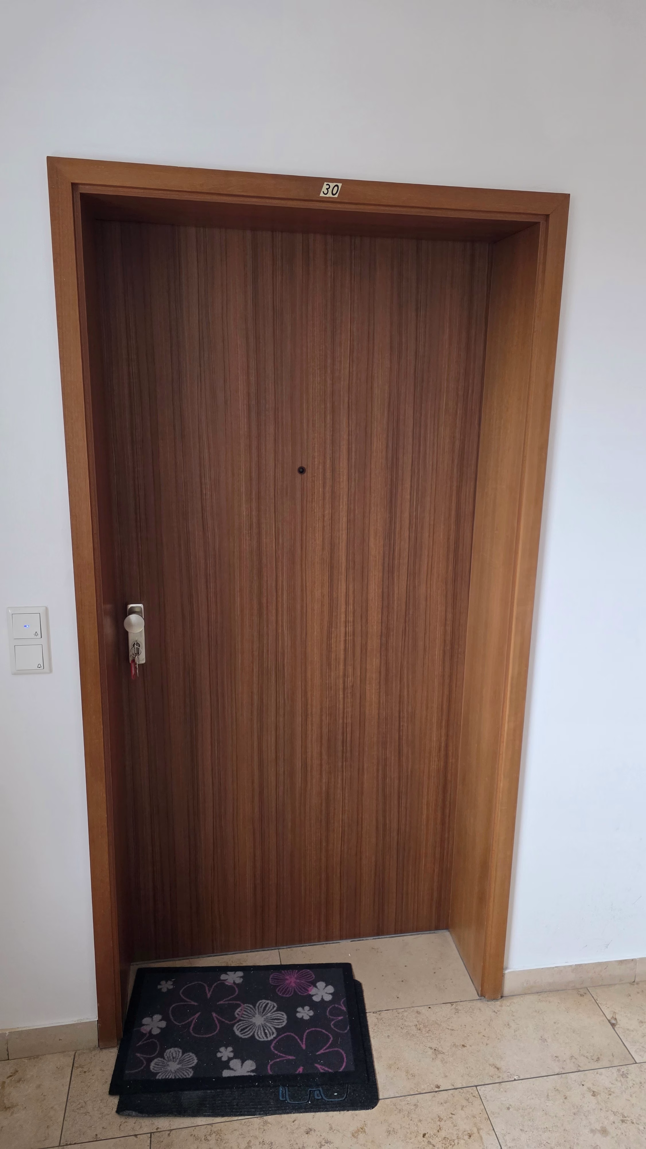 Möbelfolie in Eukalyptus-Holzoptik auf einer Tür