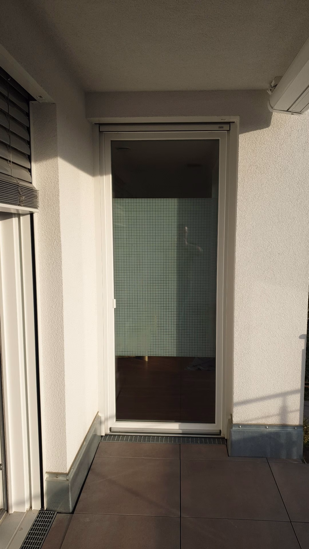 Außenansicht einer Dekorfolie mit weißen Quadraten