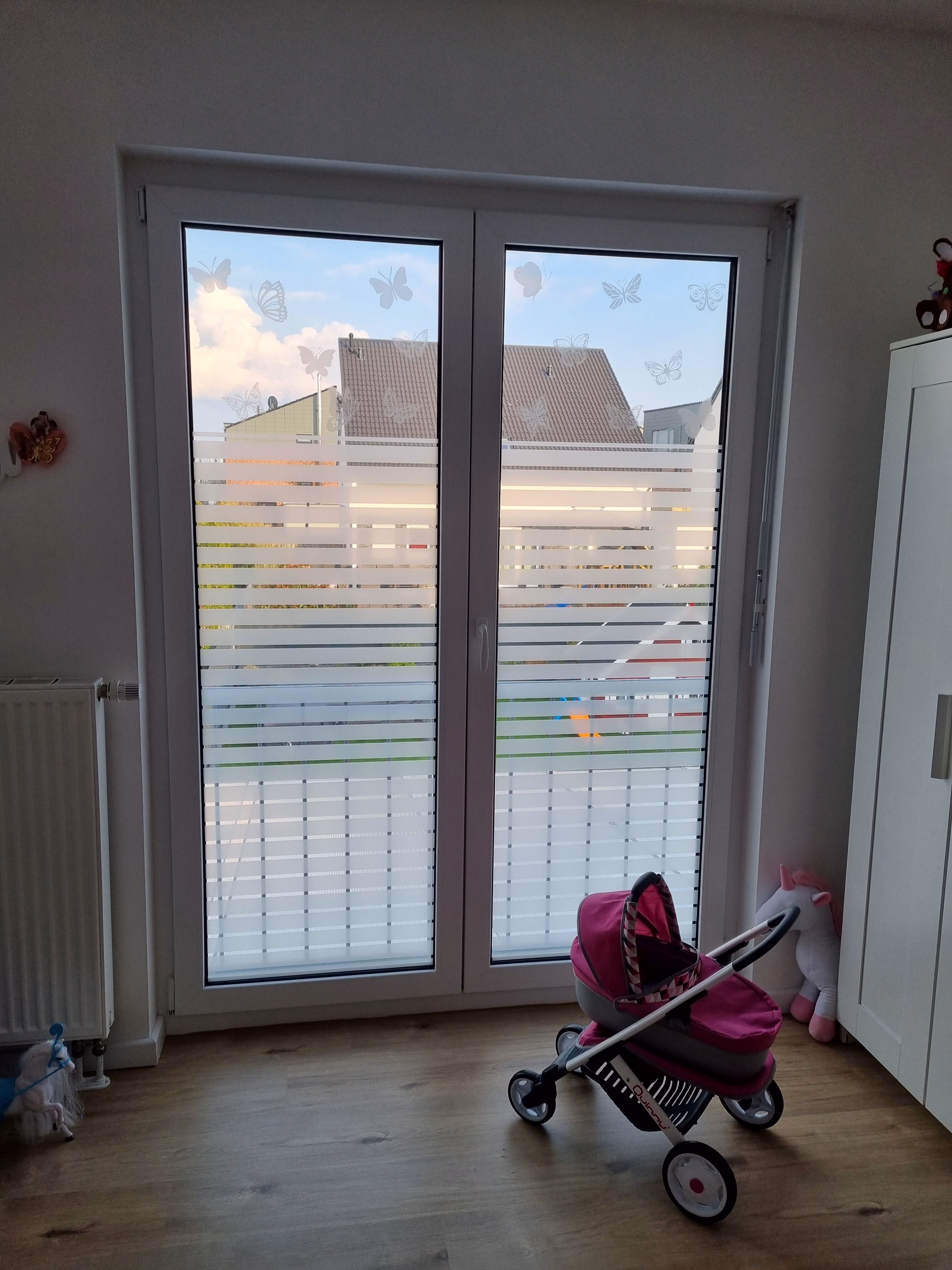 Streifenfolie auf bodentiefen Doppelfenster im Kinderzimmer