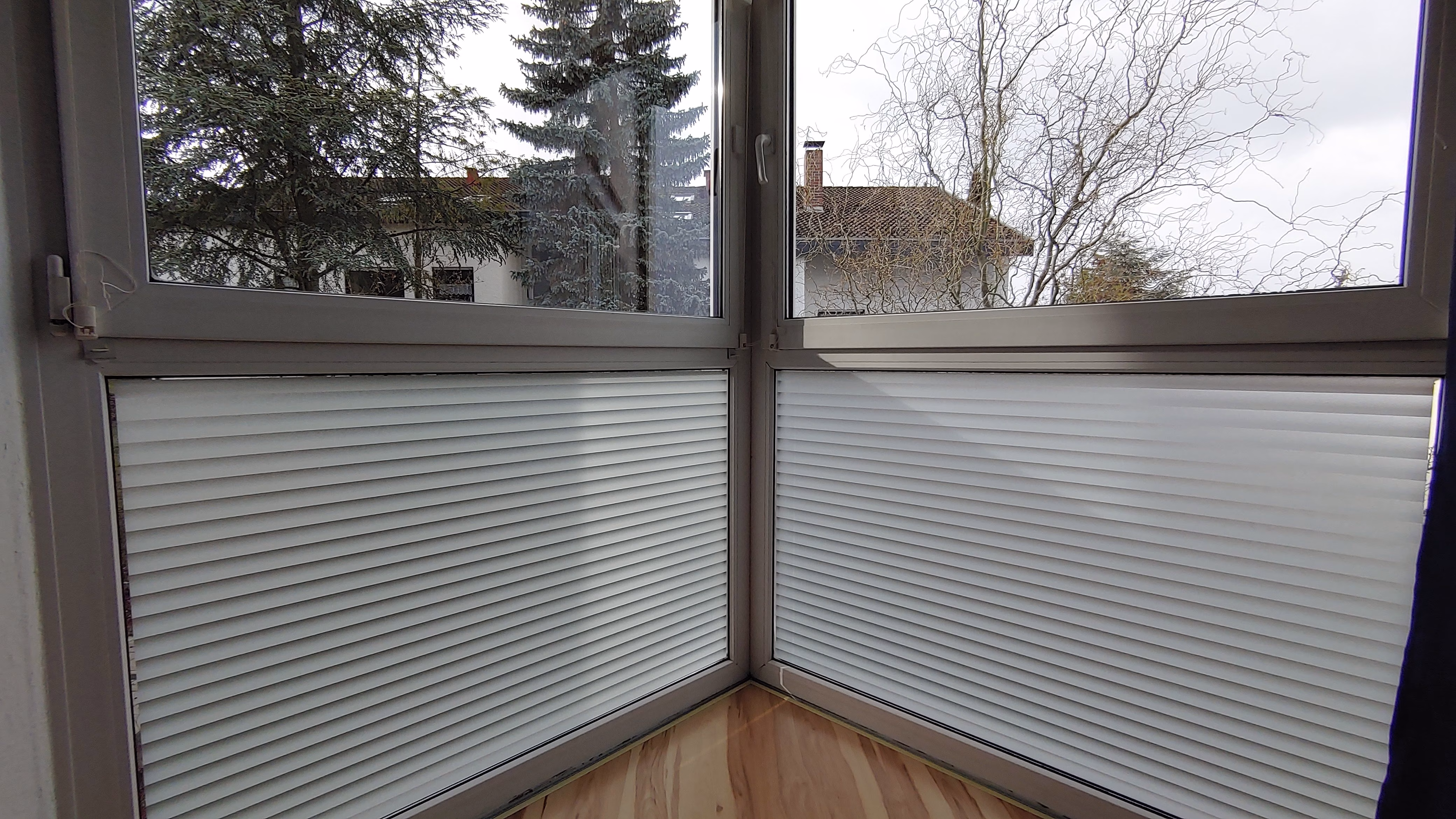Kleberlose Fensterfolie mit horizontal transparent-weiß schattierten Streifen