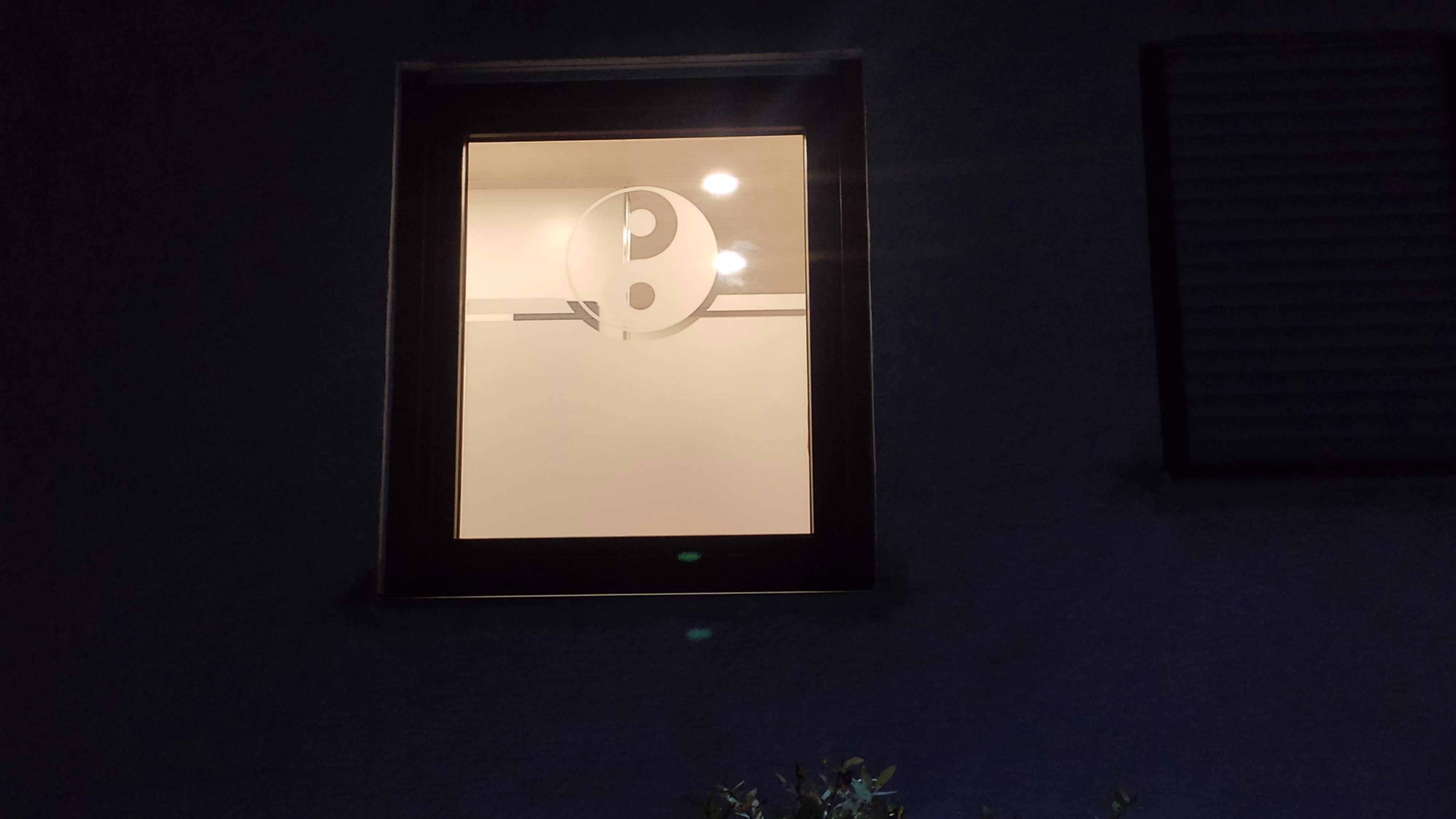 Glasdekor für Fenster mit Motiv YinYang Zeichen