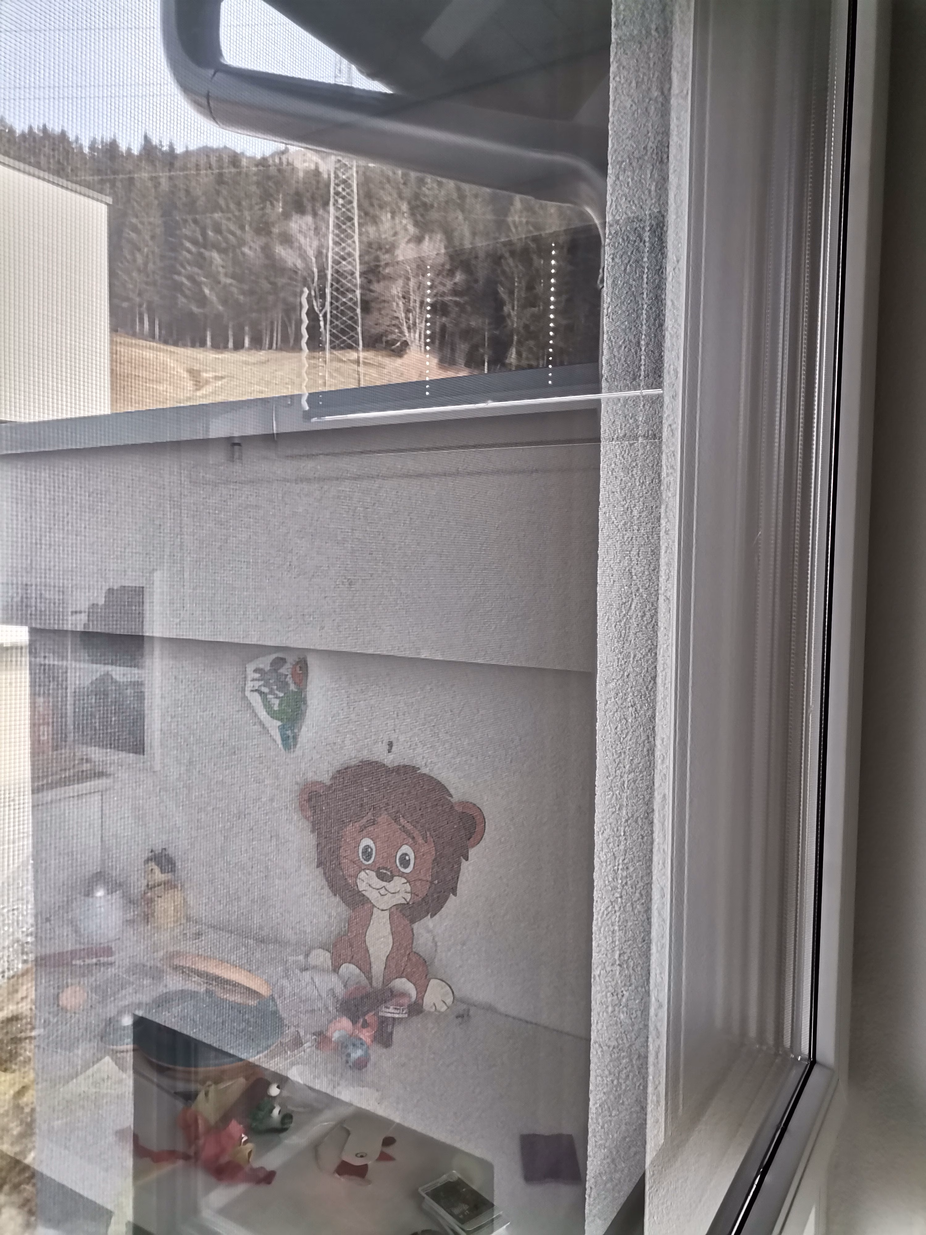 Bronze verspiegelte Spionspiegelfolie auf einem Küchenfenster angebracht