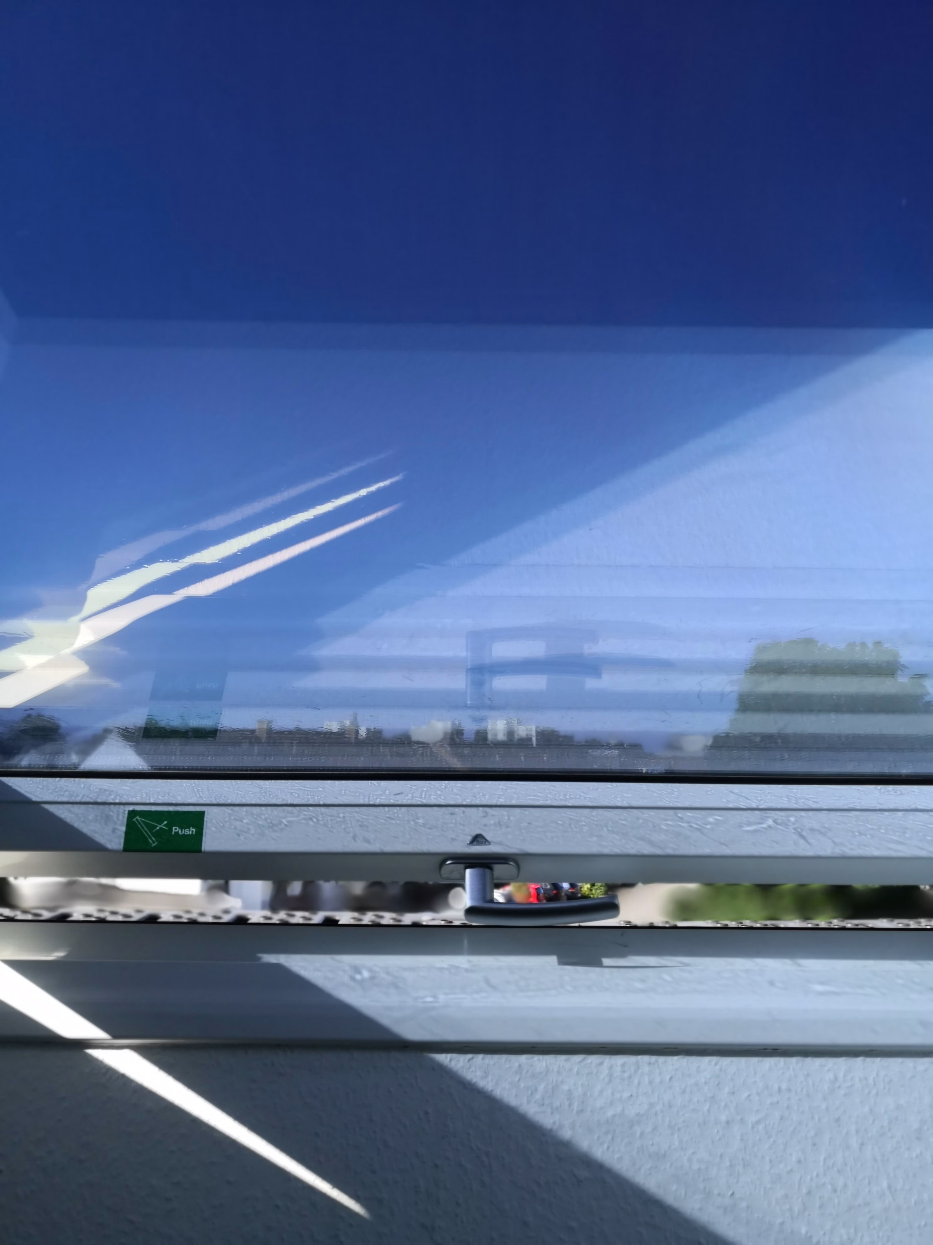 Dachfenster mit Sonnenschutzfolie silber dunkel verspiegelt ausgerüstet