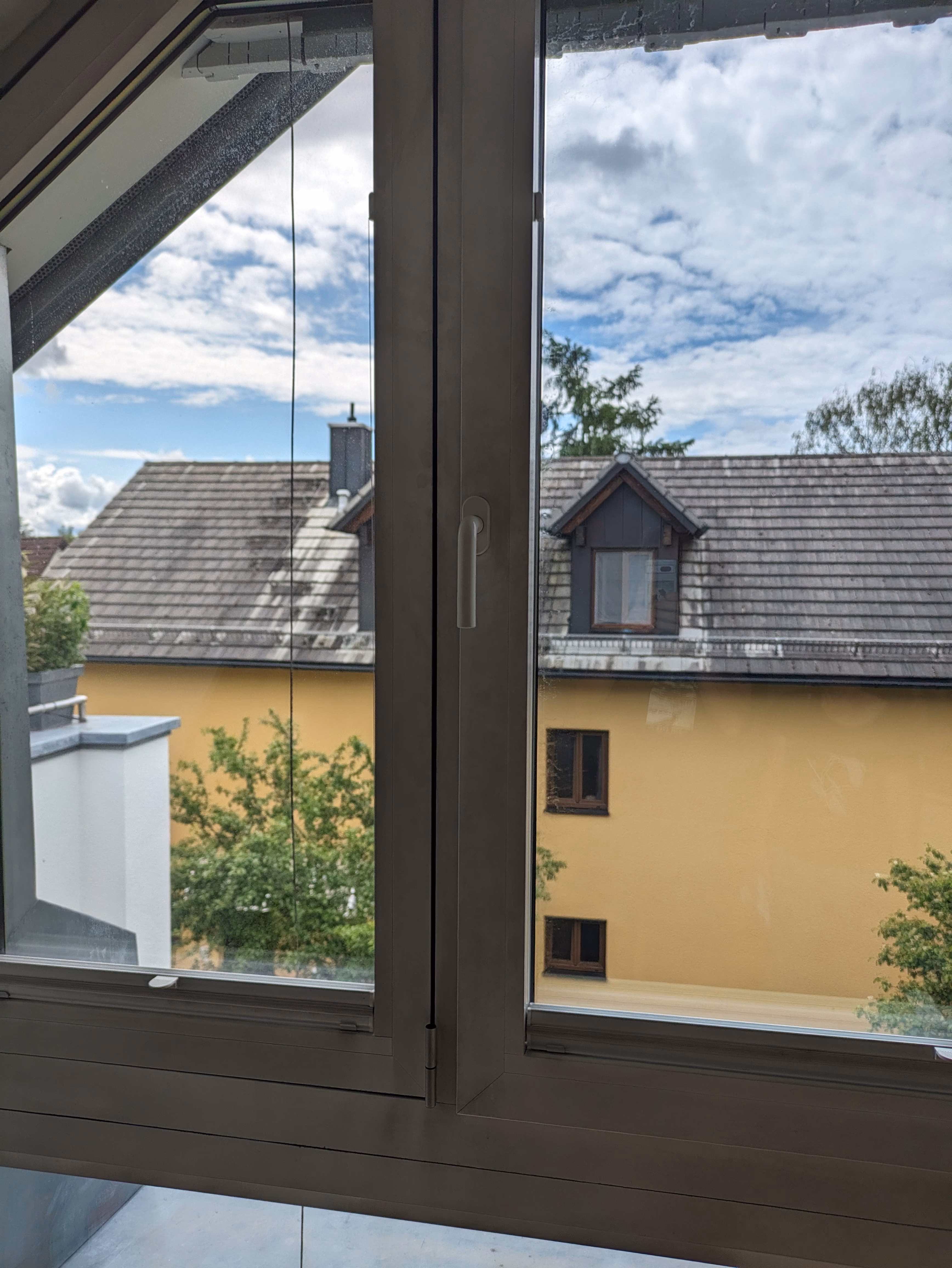 Rechtes Fenster mit Sonnenschutzfolie leicht verspiegelt, links ohne Folie Rechtes Fenster mit Sonnenschutzfolie leicht verspiegelt, links ohne Folie