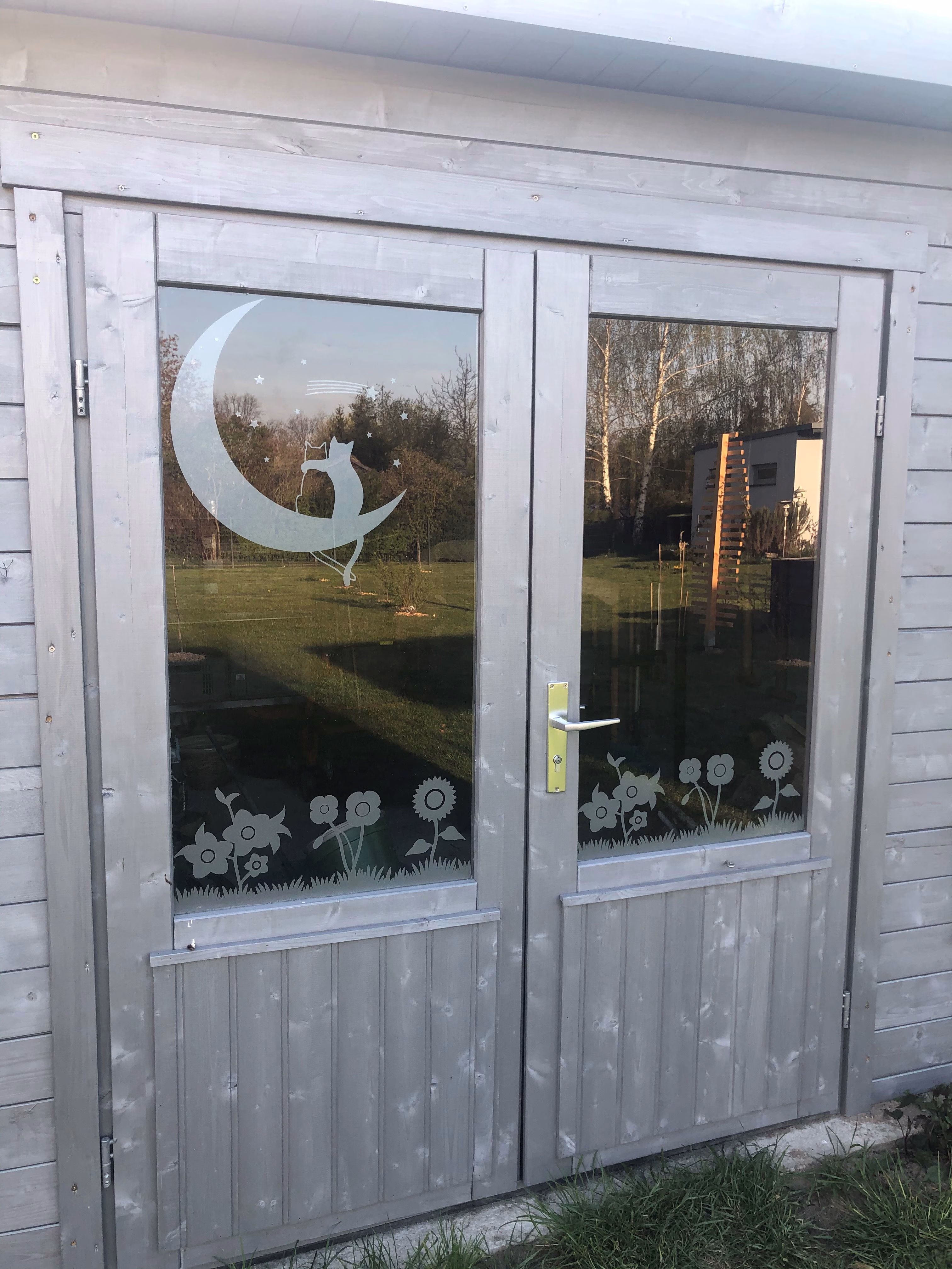 Fenstertattoo im Design Mondkatzen kombiniert mit Blumenwiese