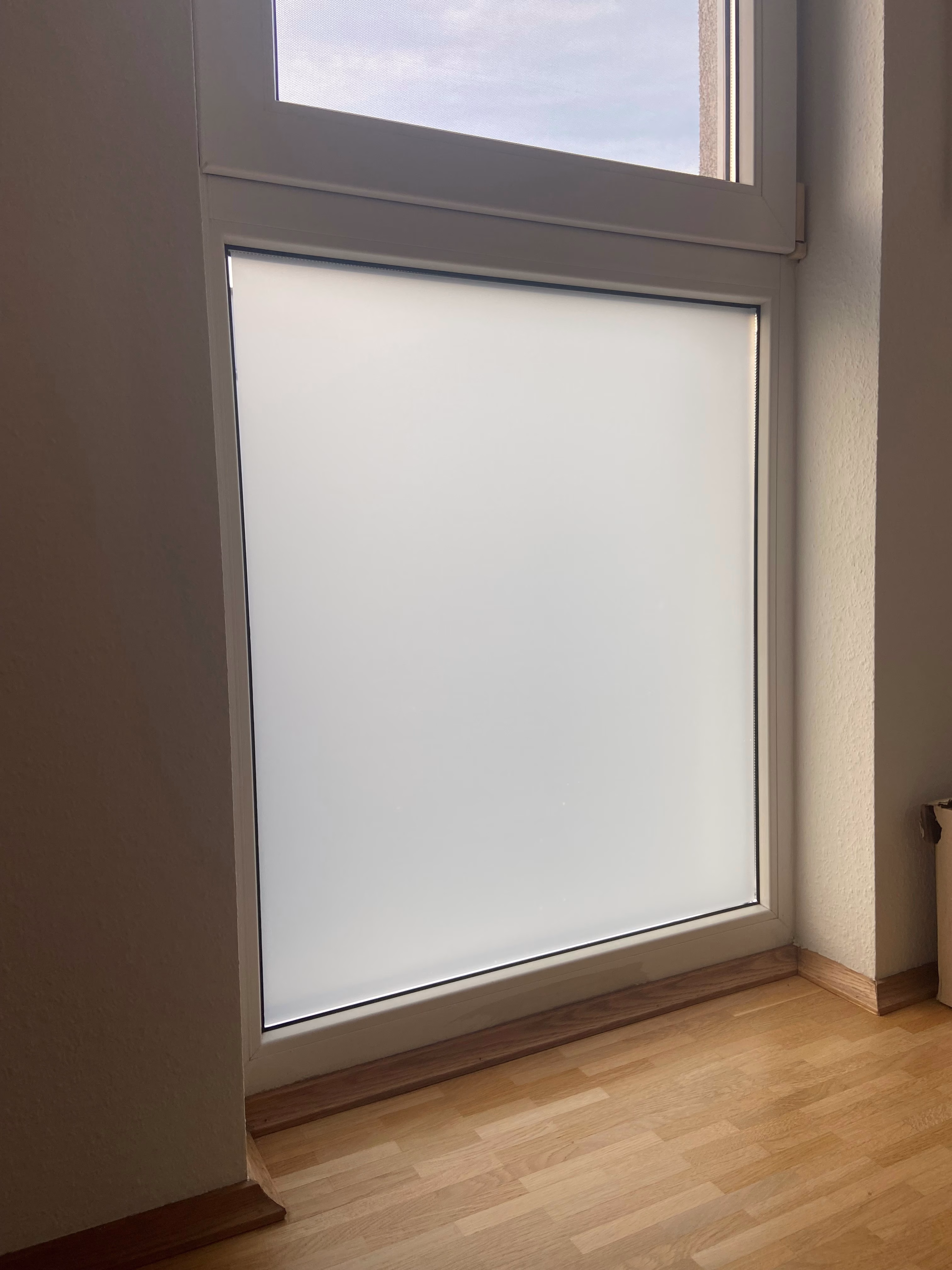 Milchglas Klebefolie in weiß matt auf einem bodentiefen Fenster