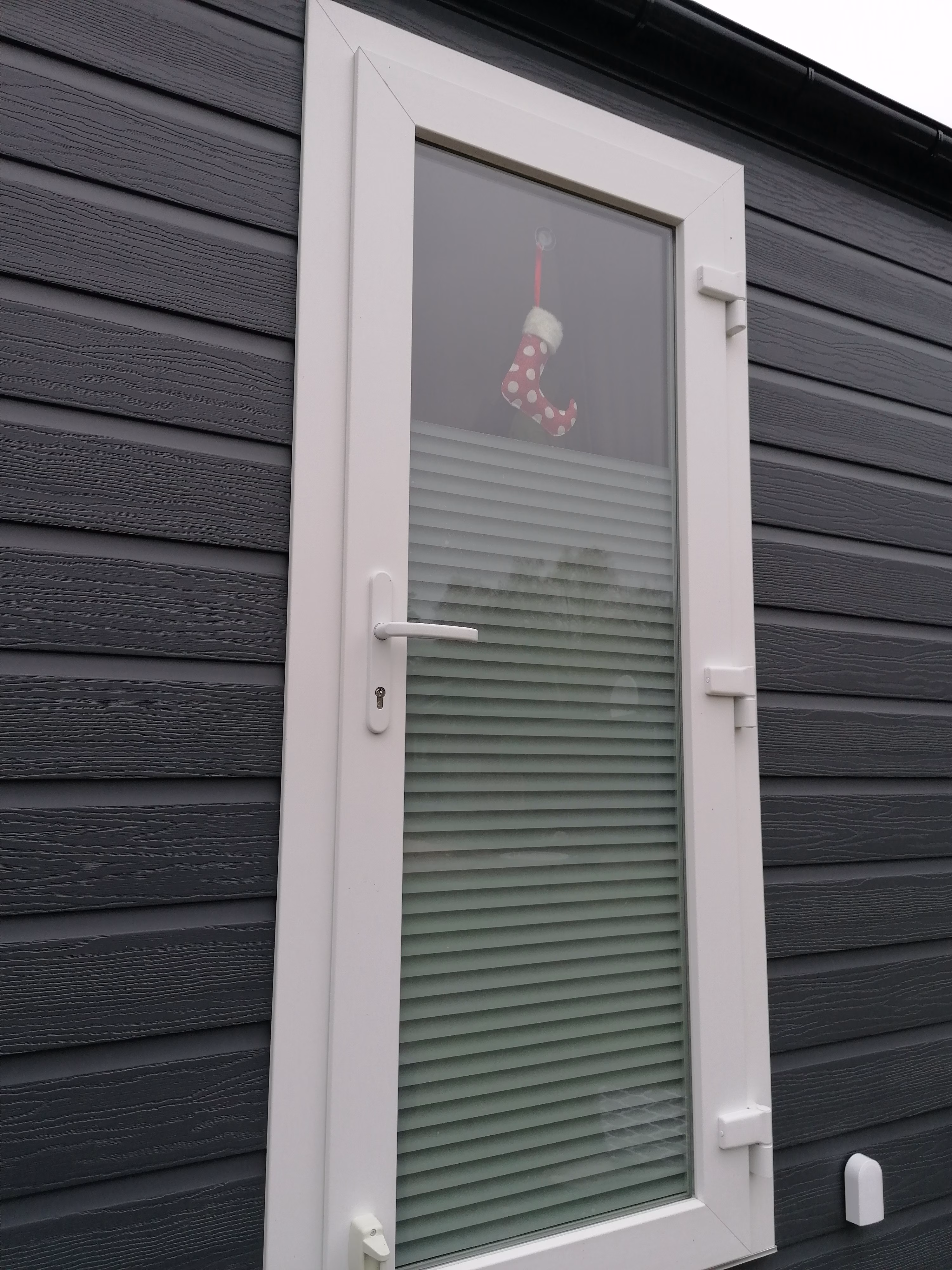 Kleberlose Fensterfolie mit schattierten Streifen Kleberlose Fensterfolie mit schattierten Streifen