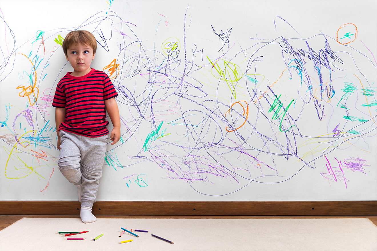mit Stiften bemalte ungeschützte Wand