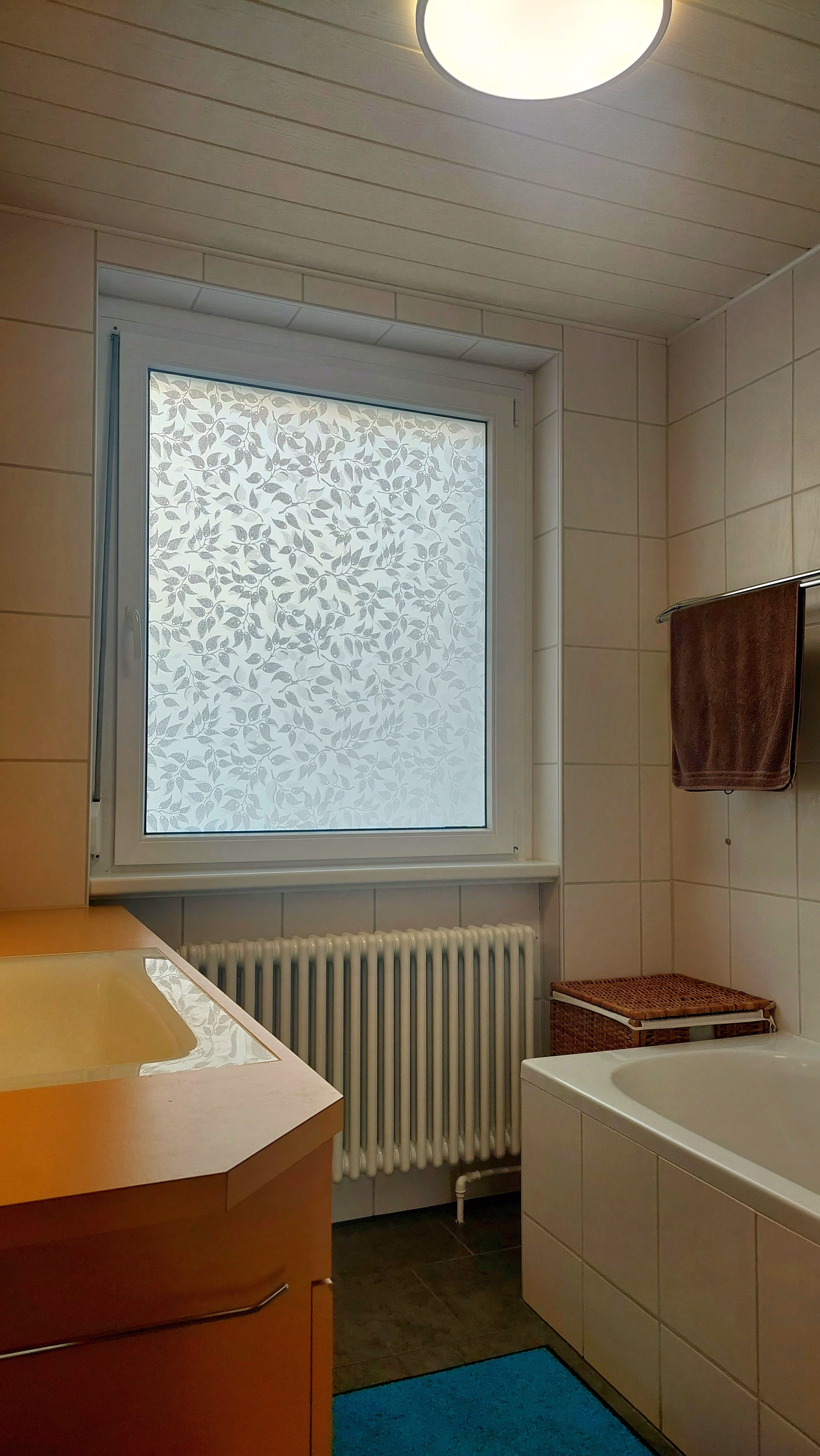 Klebefolie mit Blättern auf weißem Grund