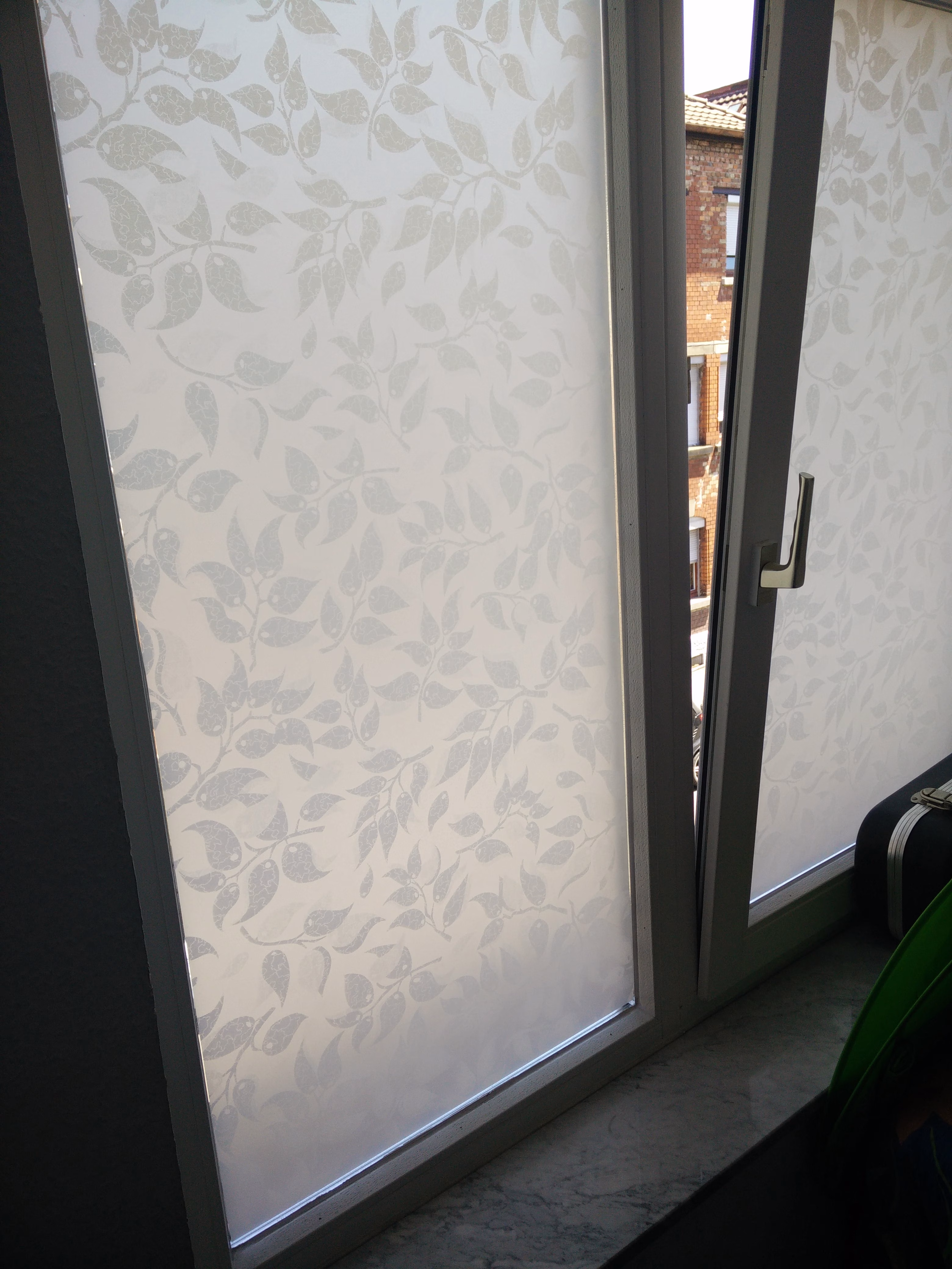 Sichtschutzfolie weiße Blätter auf weißem Grund am Fenster angebracht Sichtschutzfolie weiße Blätter auf weißem Grund am Fenster angebracht