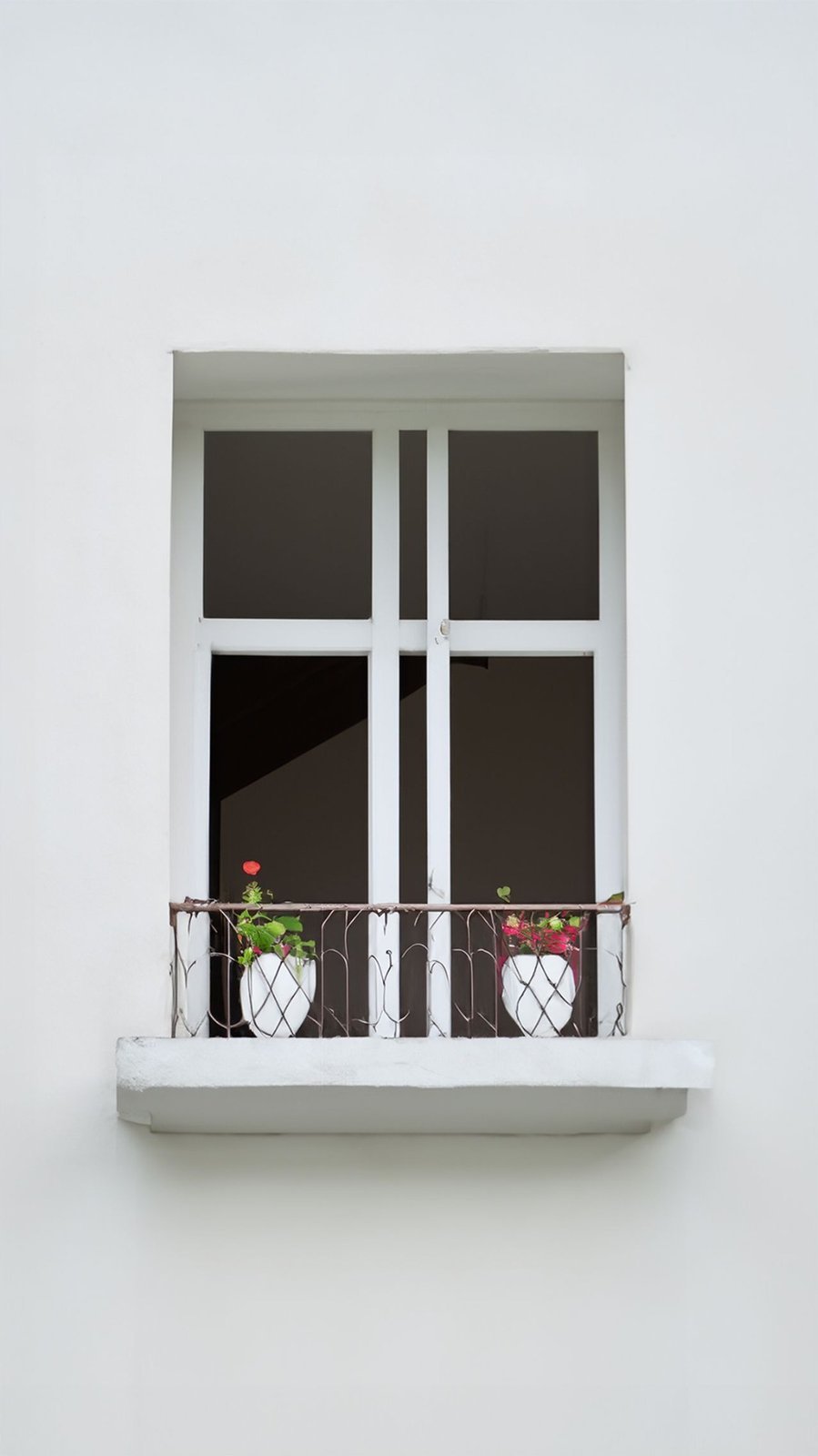 Rückstandsfrei entfernbare Folien sind für Mieter oft die flexibelste Lösung für mehr Privatsphäre. Kleiner Balkon mit Fenstertür in einer Mietwohnung als Beispiel für mehr Privatsphäre durch Fensterfolien