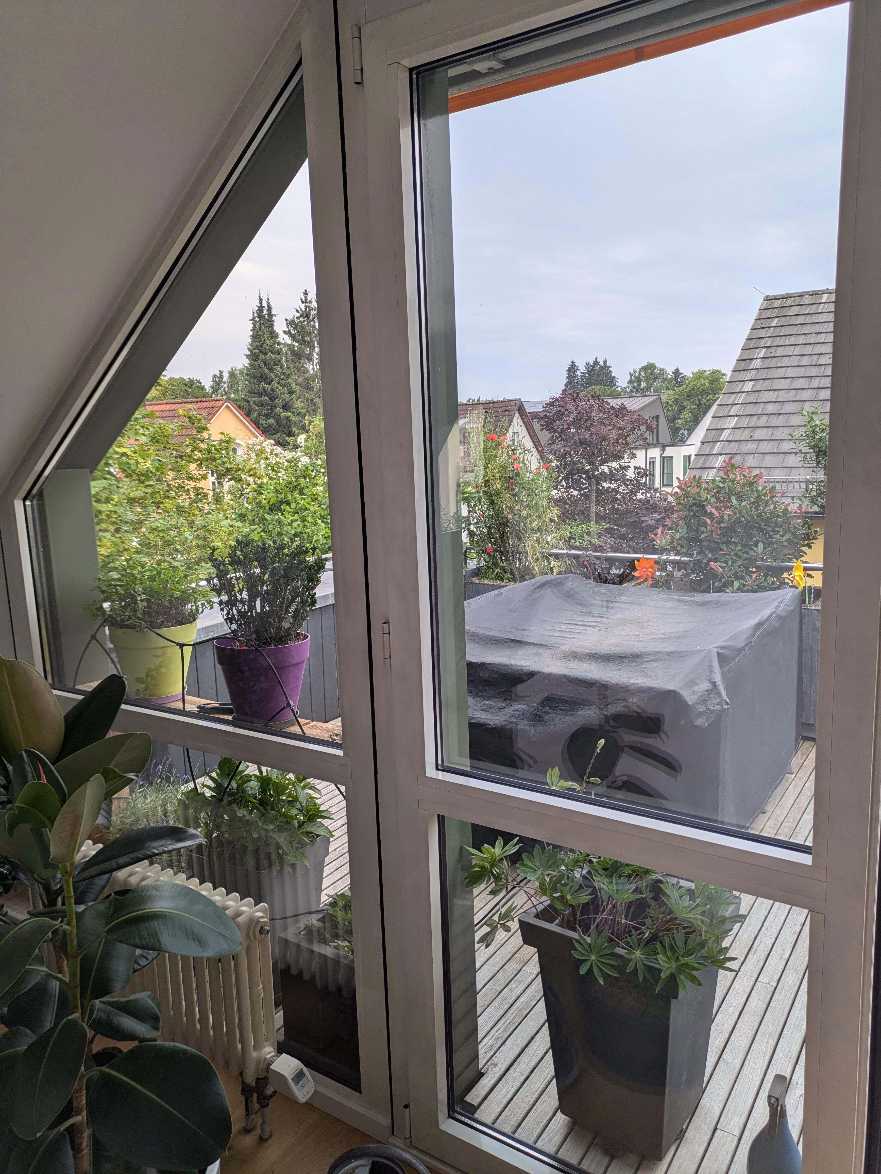 leicht verspiegelte Hitzeschutzfolie am Fenster
