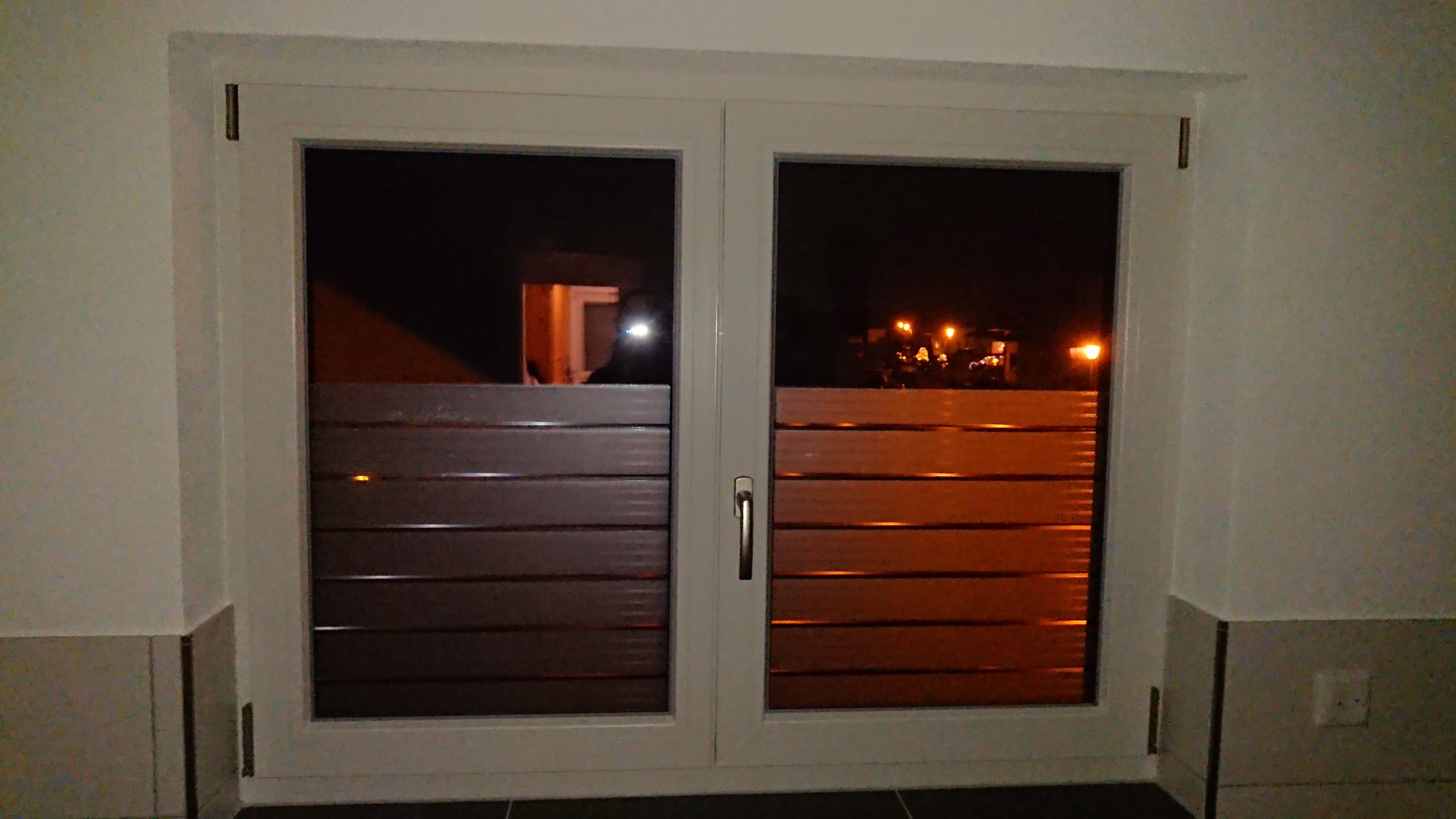 Selbsthaftende Sichtschutzfoilie im Streifendesign Selbsthaftende Sichtschutzfoilie im Streifendesign