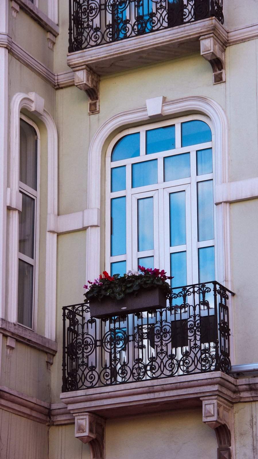 An Mietwohnungen spielt neben dem Sichtschutz auch die optische Wirkung auf die Fassade eine wichtige Rolle. Balkonfenster eines Mehrfamilienhauses mit Blickschutz vor gegenüberliegenden Gebäuden
