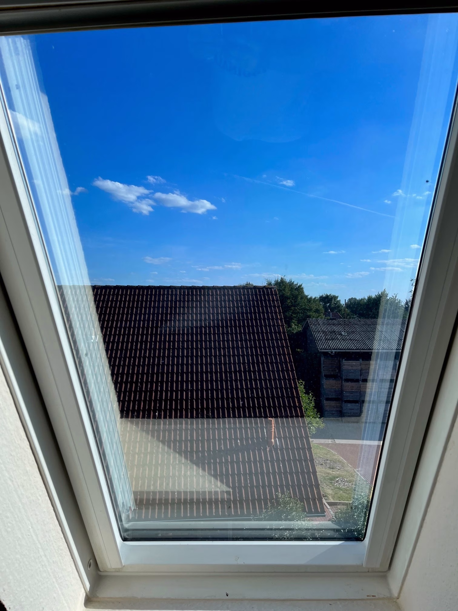 Sonnenschutzfolie auf einem Schrägglas-Dachfenster