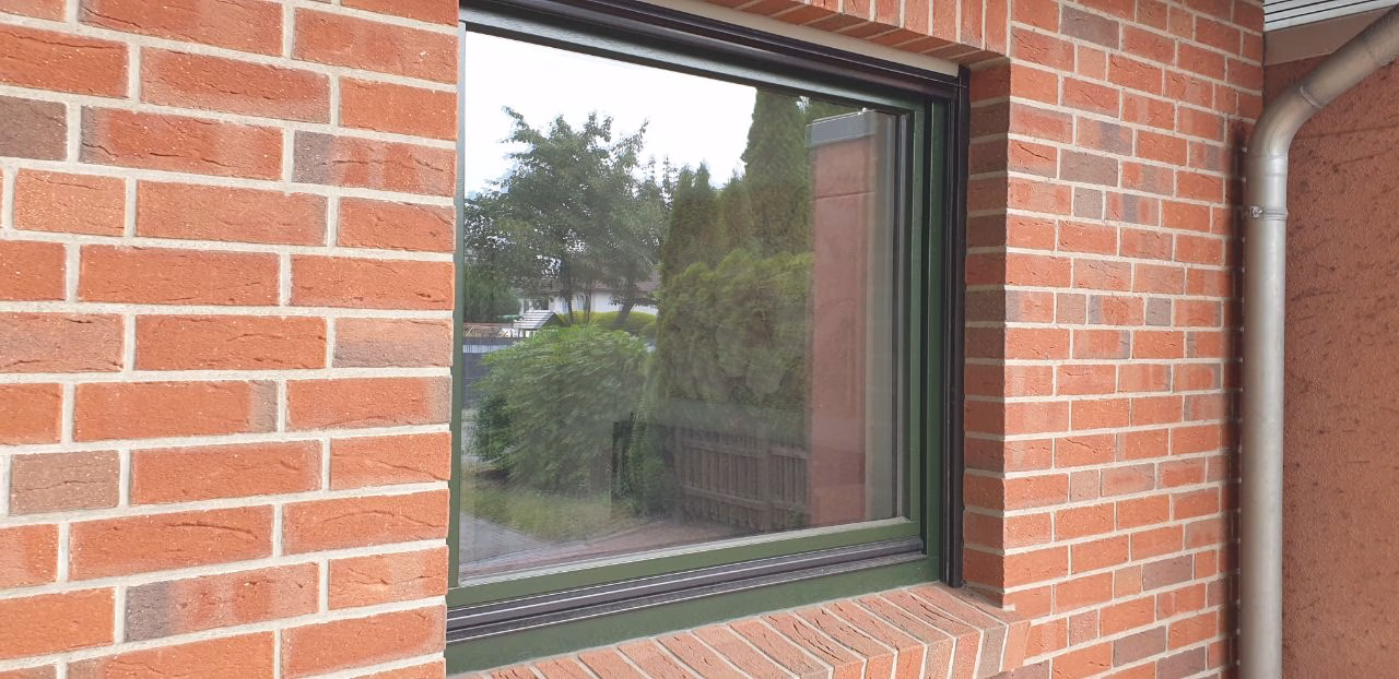 Spionspiegelfolie bronzefarben auf einer Fensterscheibe