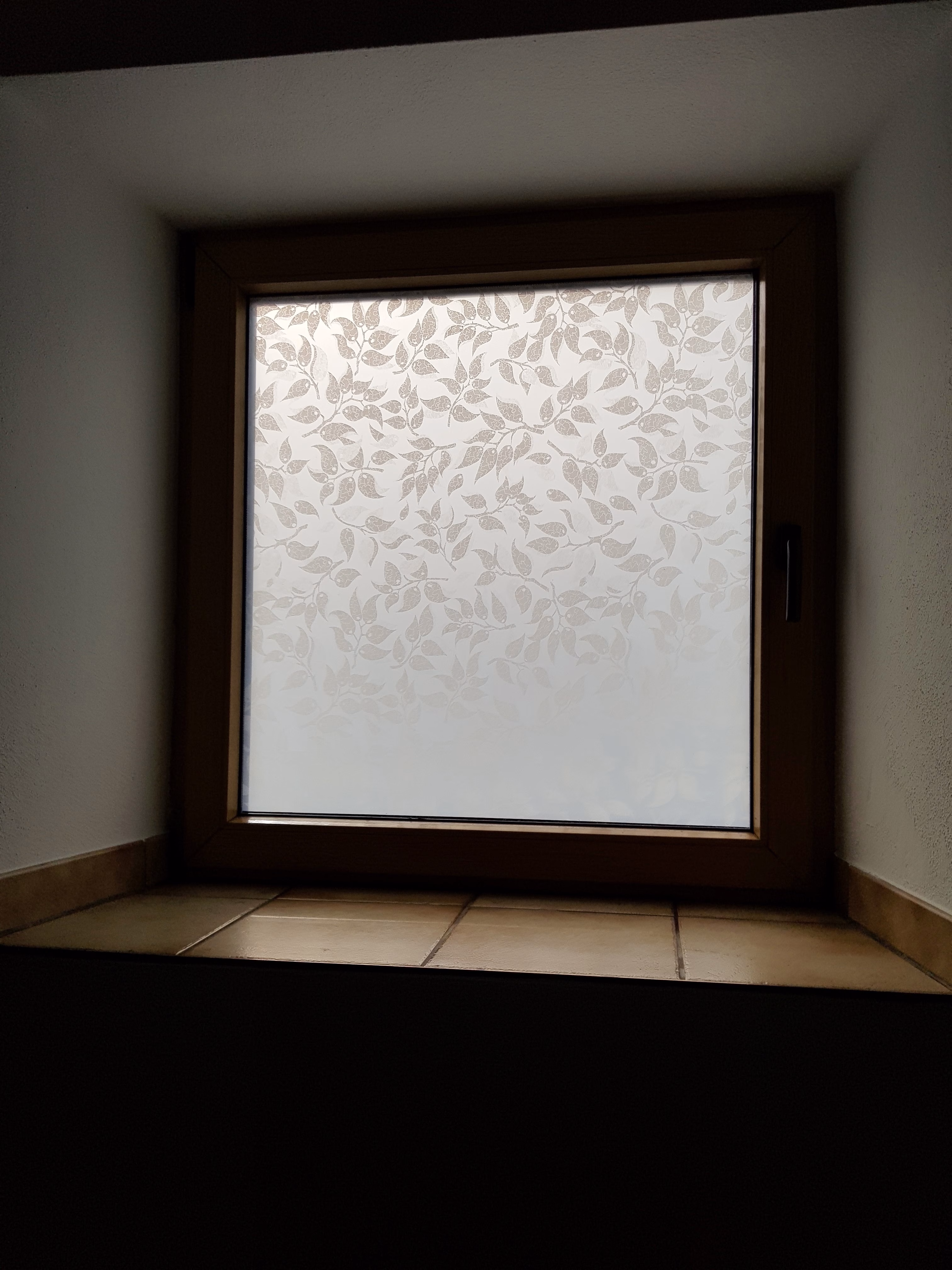 Sichtschutz Fensterfolie mit Blättern auf weißem Grund