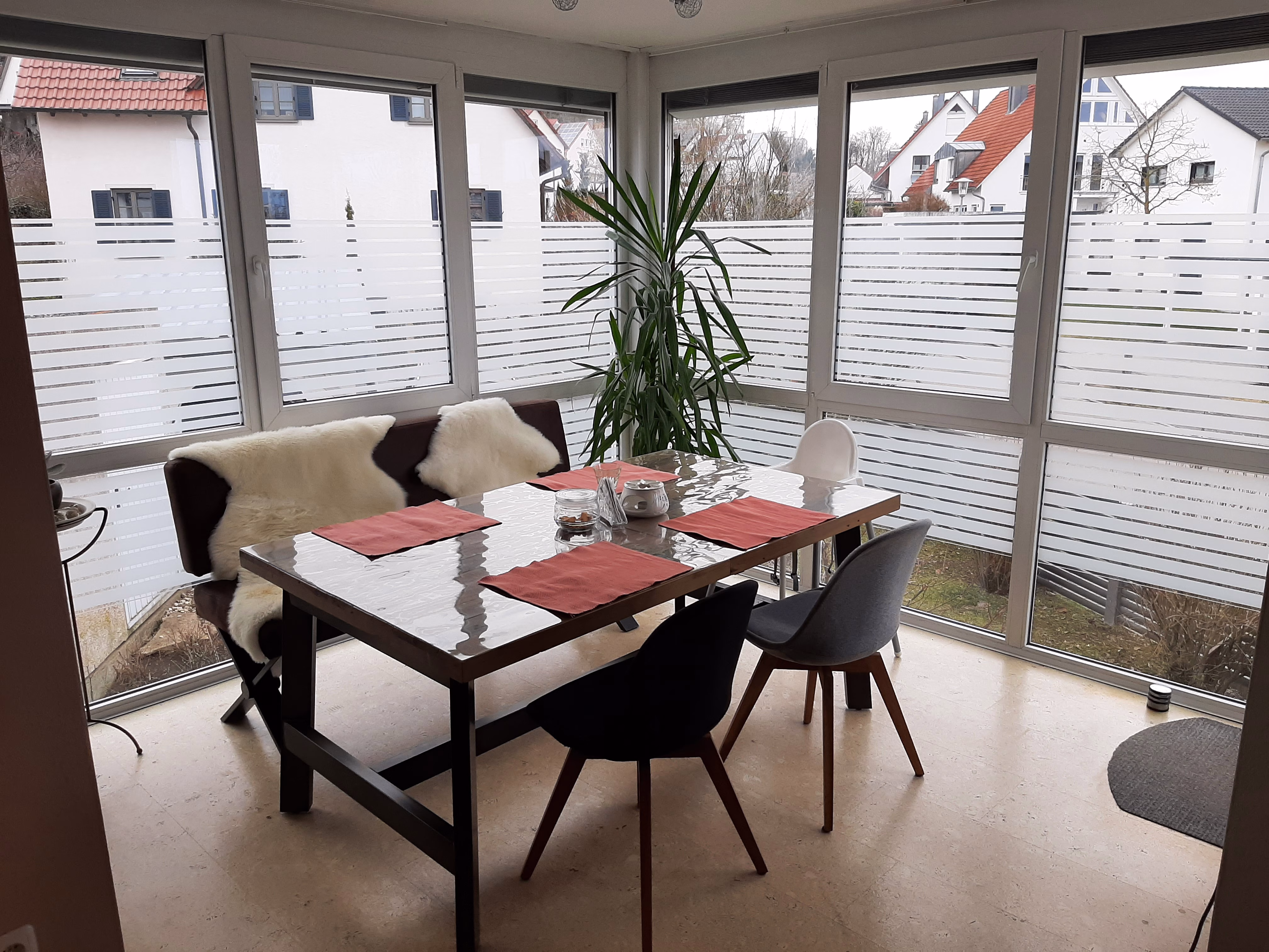 Dekorfolie mit horizontale Streifen als Sichtschutz im Esszimmer Dekorfolie mit horizontale Streifen als Sichtschutz im Esszimmer