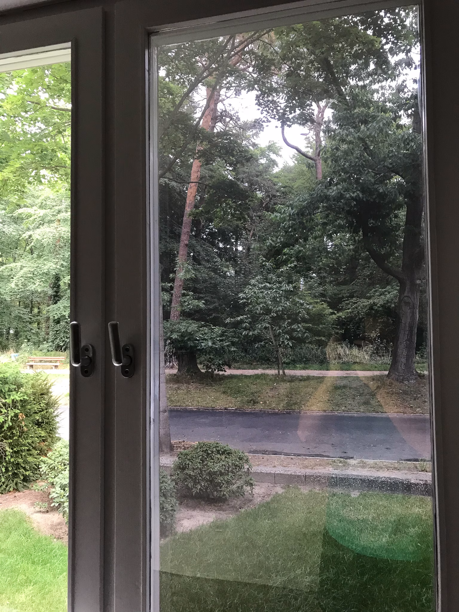 Bronzene Spionspiegelfolie als Sichtschutz für das Schlafzimmerfenster