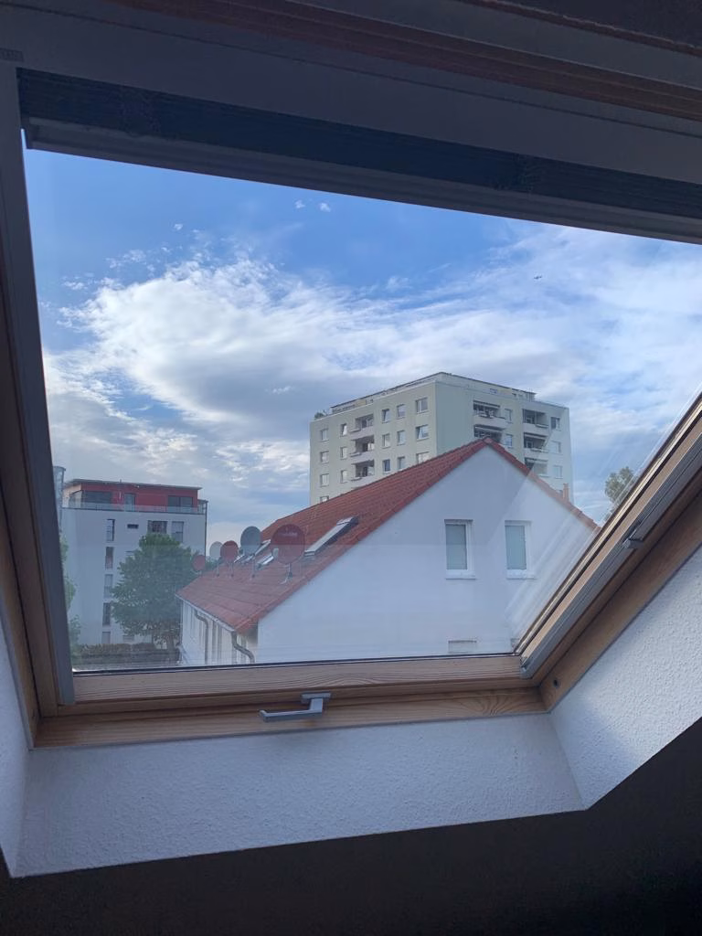 Dachfenster mit angebrachter dunkel verspiegelter Sonnenschutzfolie
