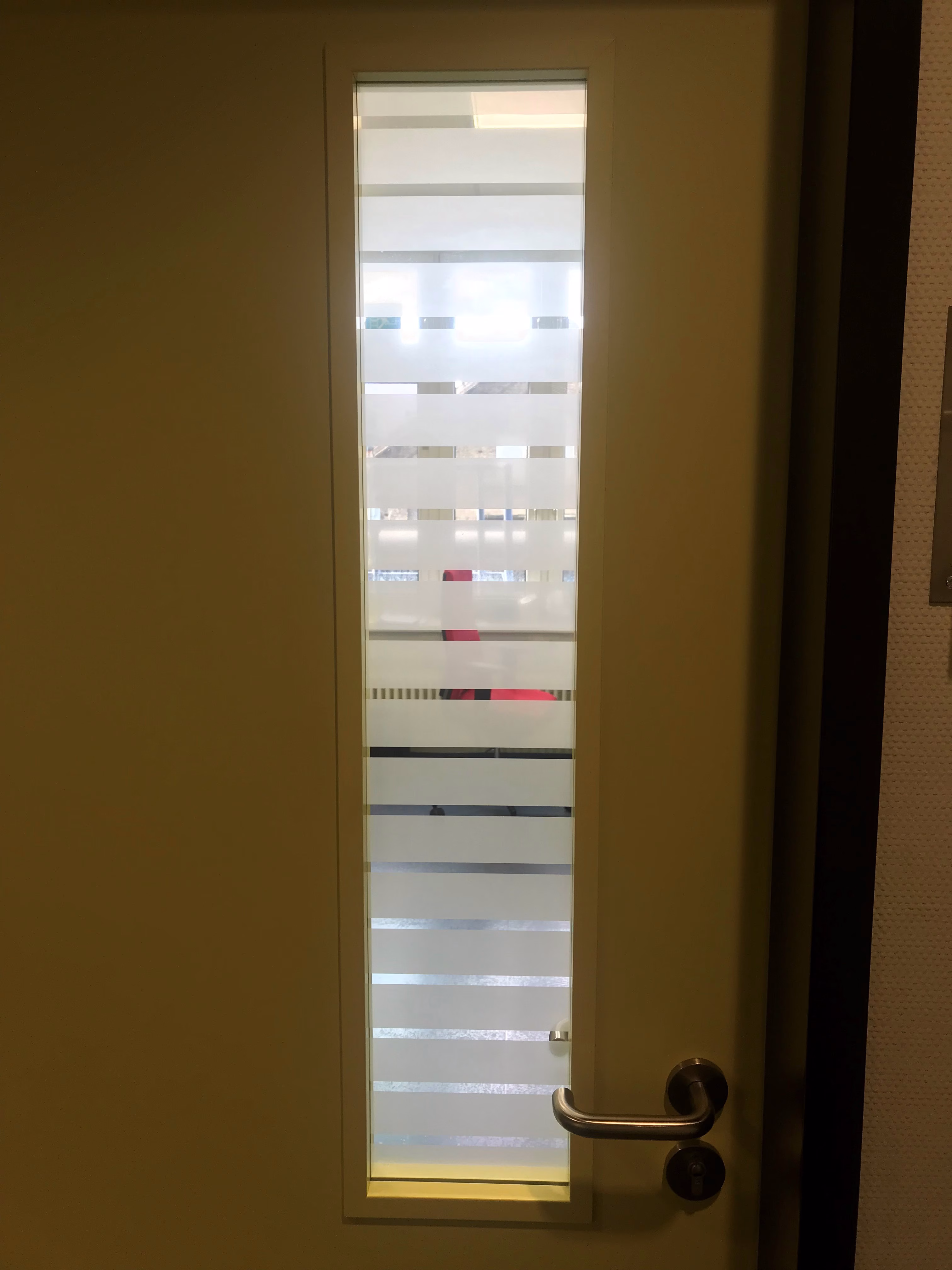 Sichtschutz Streifenfolie mit Licht im Raum aus