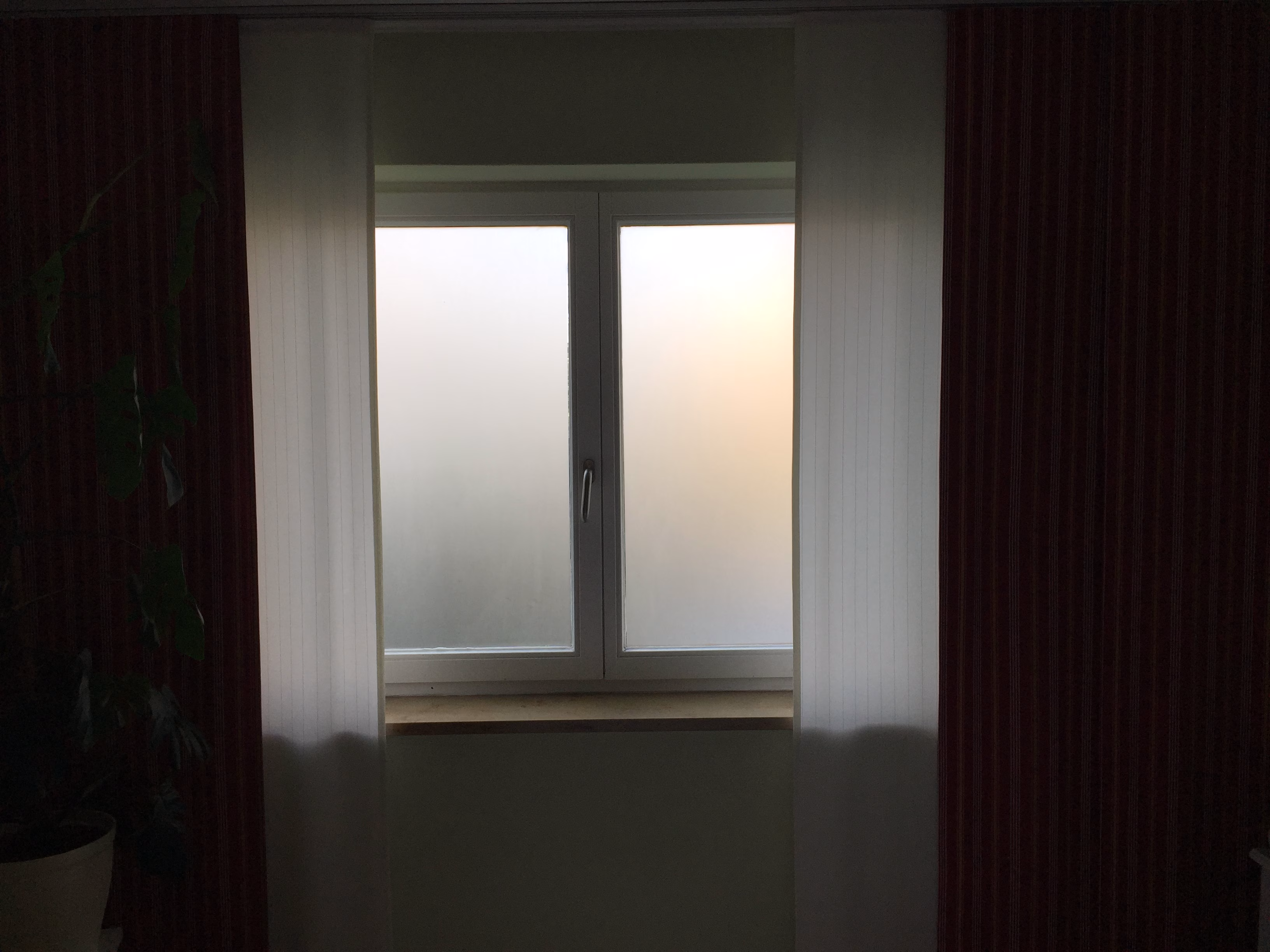 Kleberlose Sichtschutzfolie auf einem Wohnzimmerfenster angebracht. Kleberlose Sichtschutzfolie auf einem Wohnzimmerfenster angebracht.