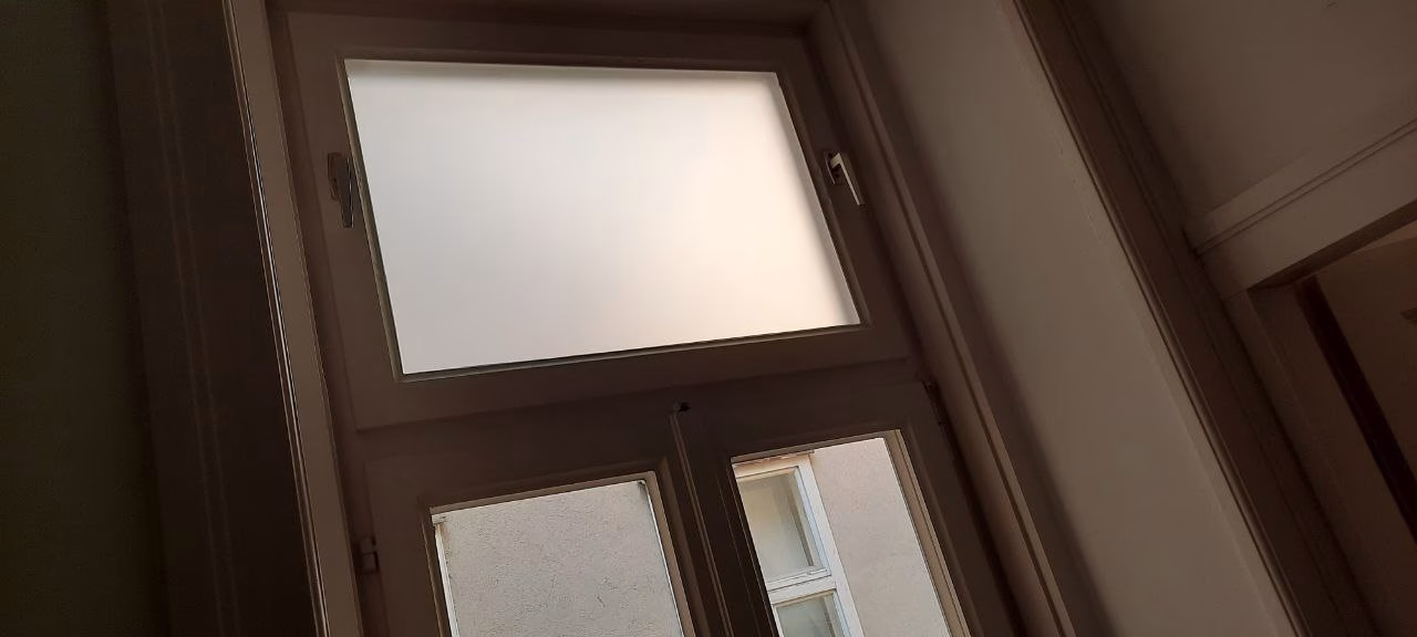 Fluegelfenster mit weiß mattem Sichtschutz Fluegelfenster mit weiß mattem Sichtschutz