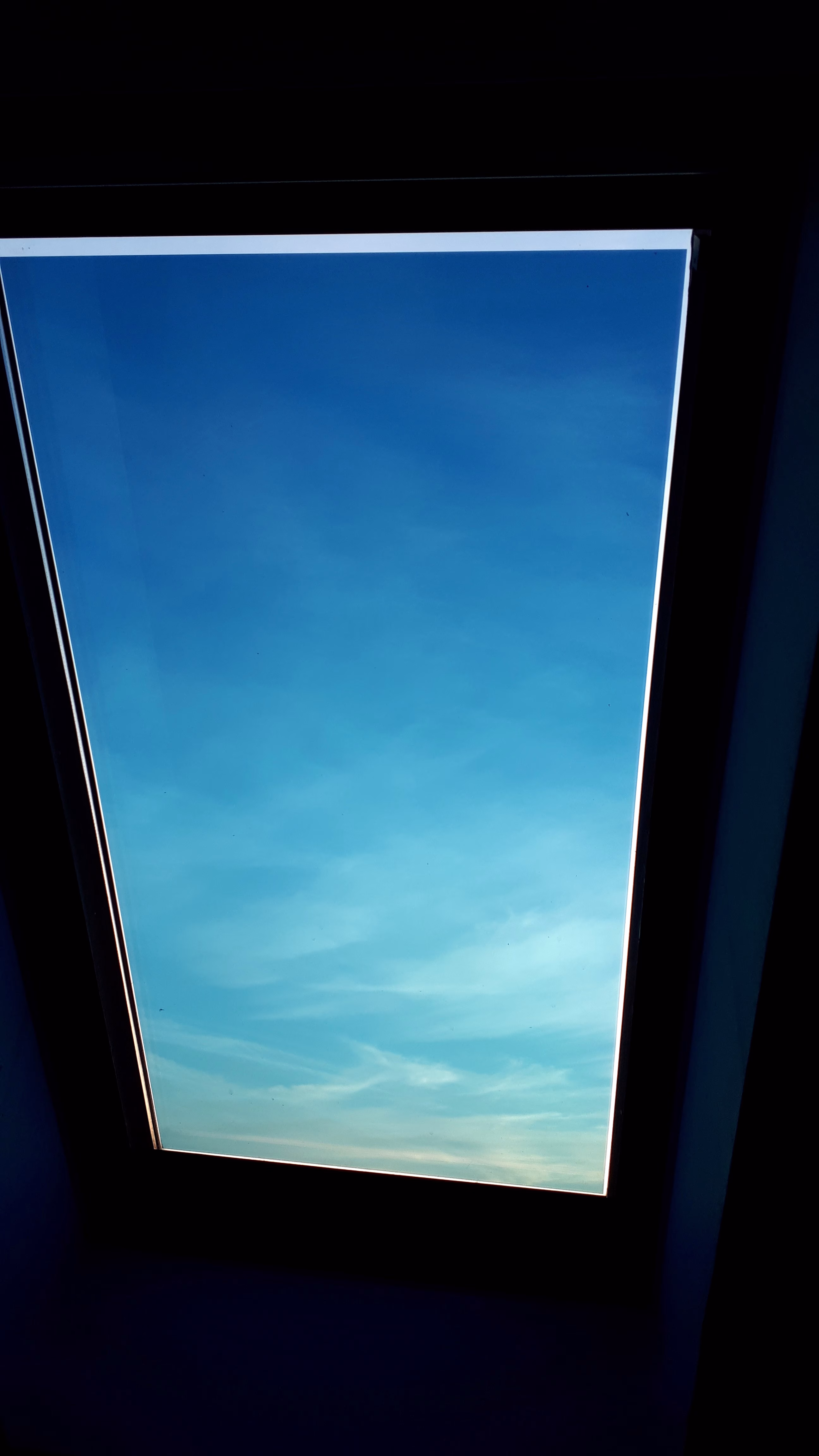 Sonnenschutzfolie, silber blau verspiegelt auf einem Dachfenster