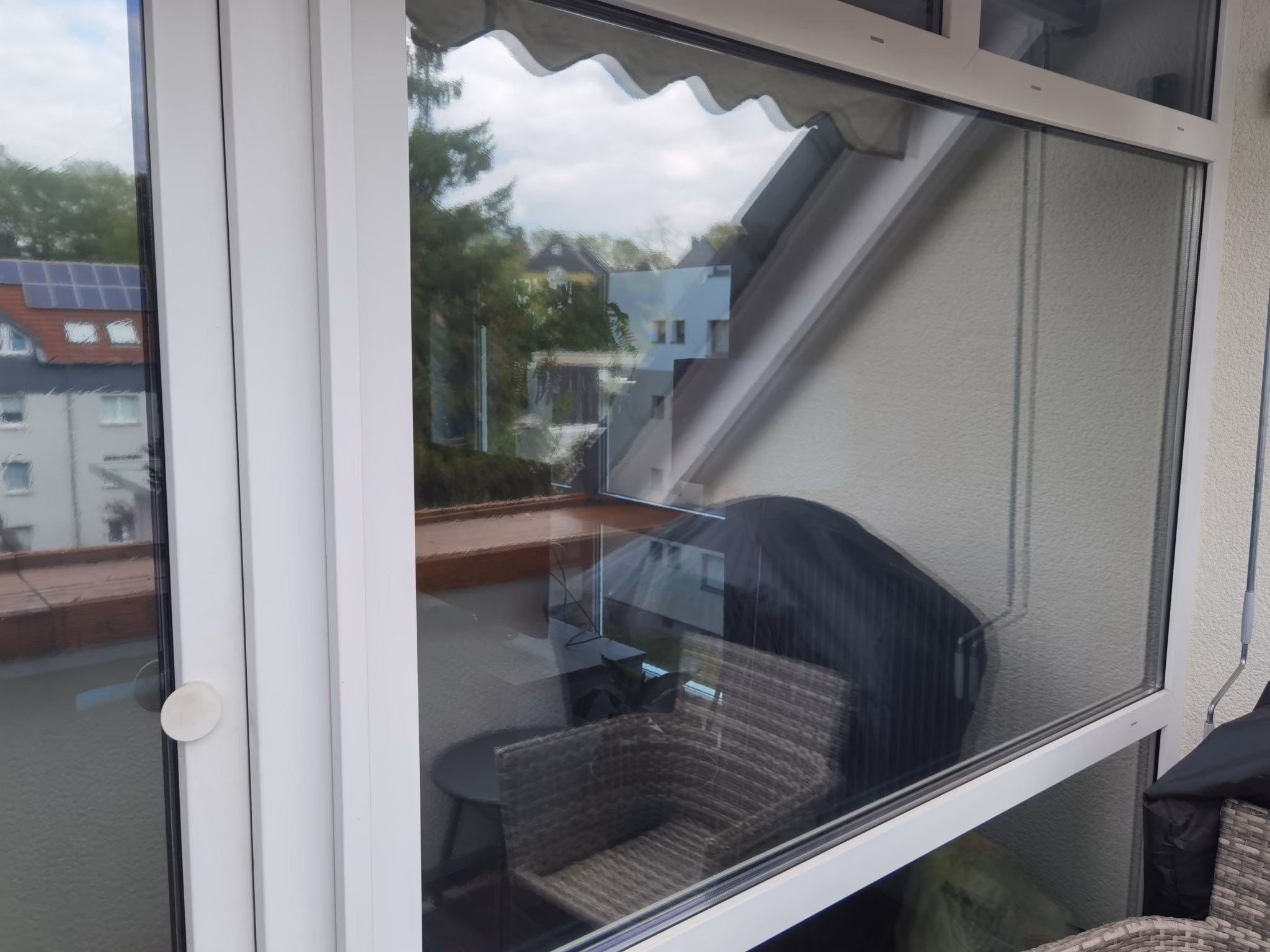 Wärmeschutzfolie am Fenster in silber verspiegelt, selbsthaftend