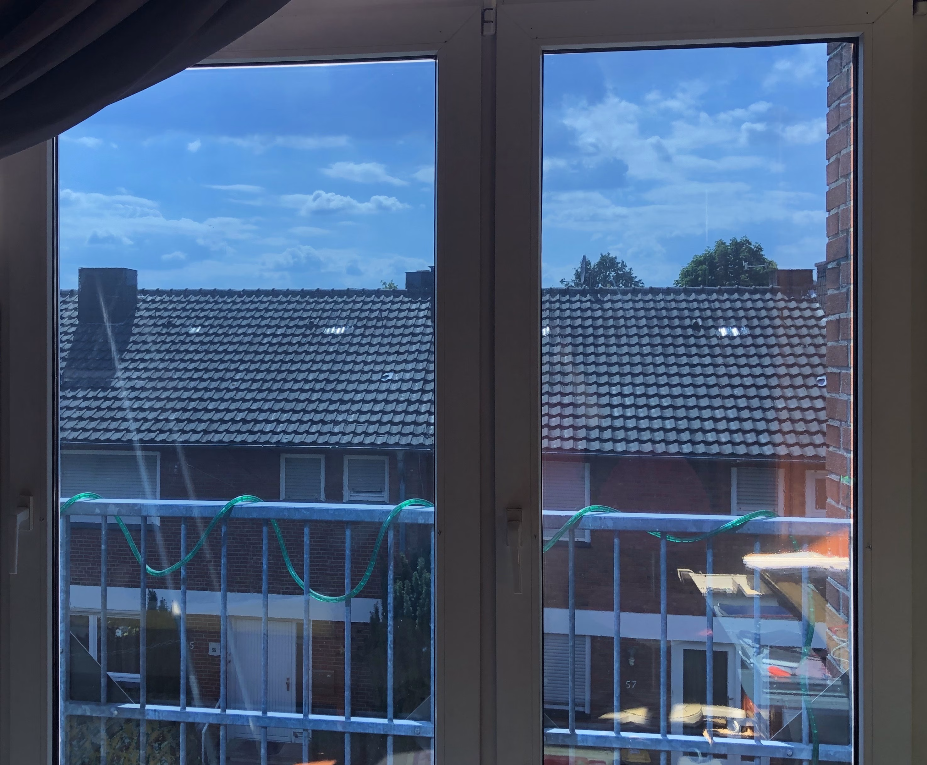 Innenansicht mit silber blau verspiegelter Sonnenschutzfolie versehener Fenster