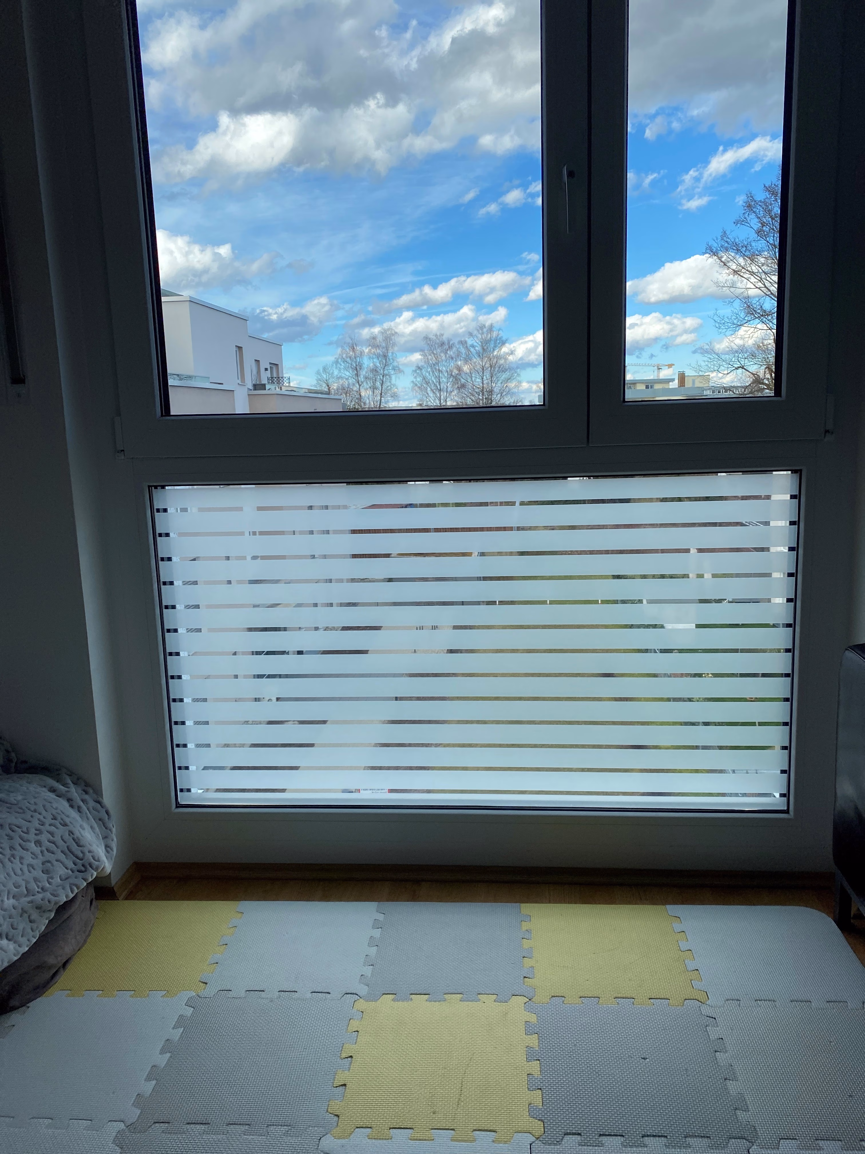 waagerechte Streifenfolie auf einem Fenster waagerechte Streifenfolie auf einem Fenster