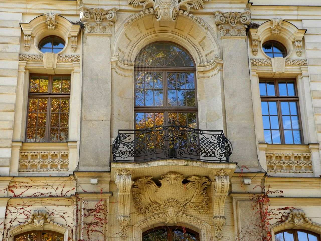 Bei Fensterlösungen sollten Mieter die rechtlichen Vorgaben und mögliche Zustimmungspflichten kennen. Verzierte Altbaufassade mit großen Fenstern als Beispiel für mögliche Vorgaben bei Mietwohnungen und denkmalgeschützten Gebäuden