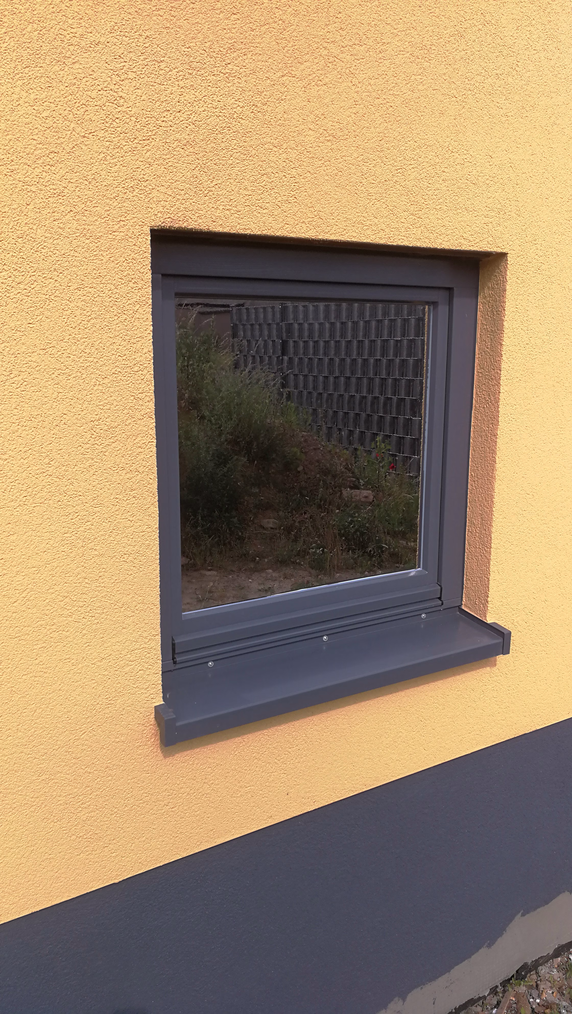 Selbstklebende Hitzeschutzfolie in der Außenansicht auf dem Fenster