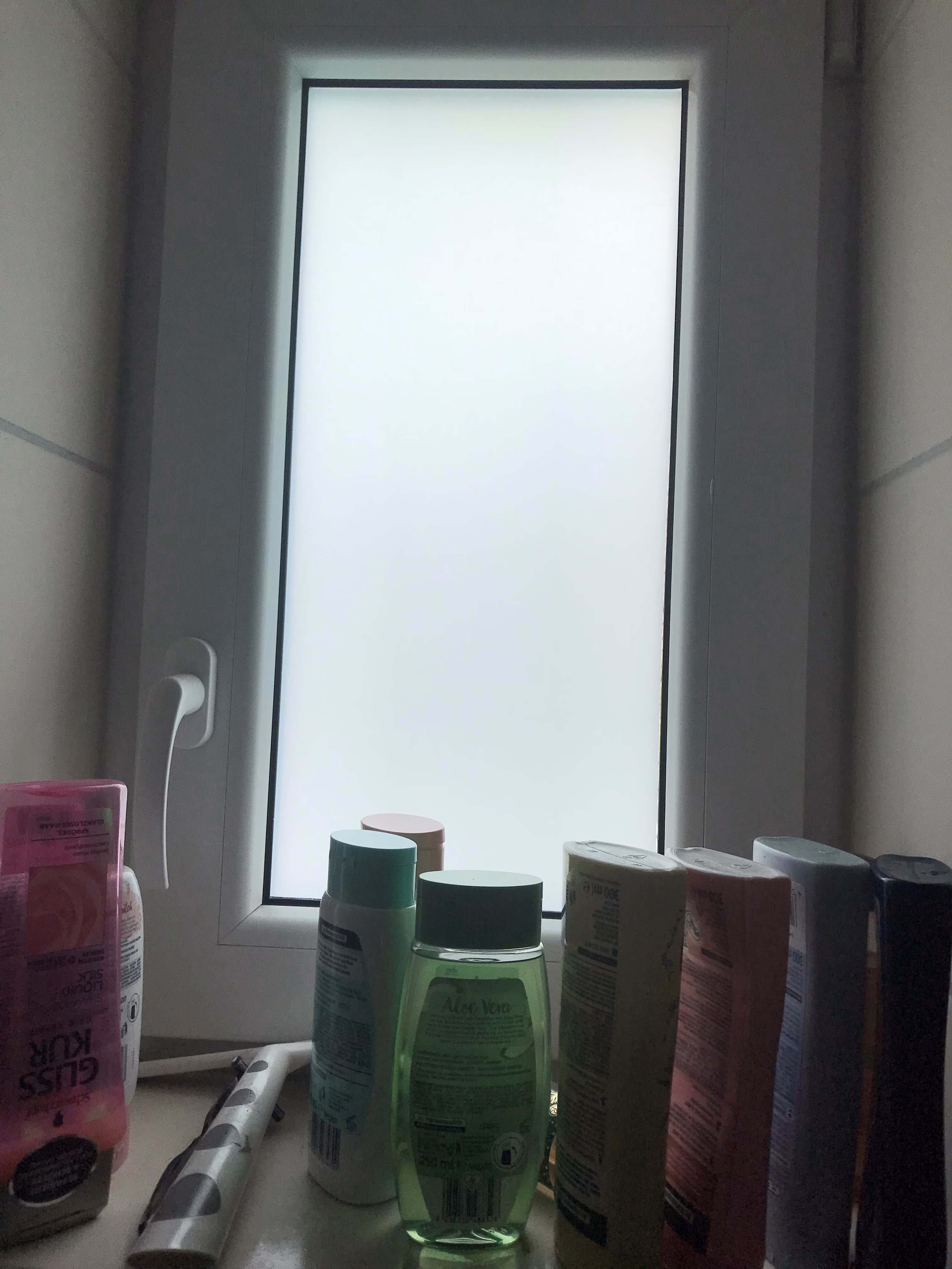 Badezimmerfenster mit Milchglas Fensterfolie