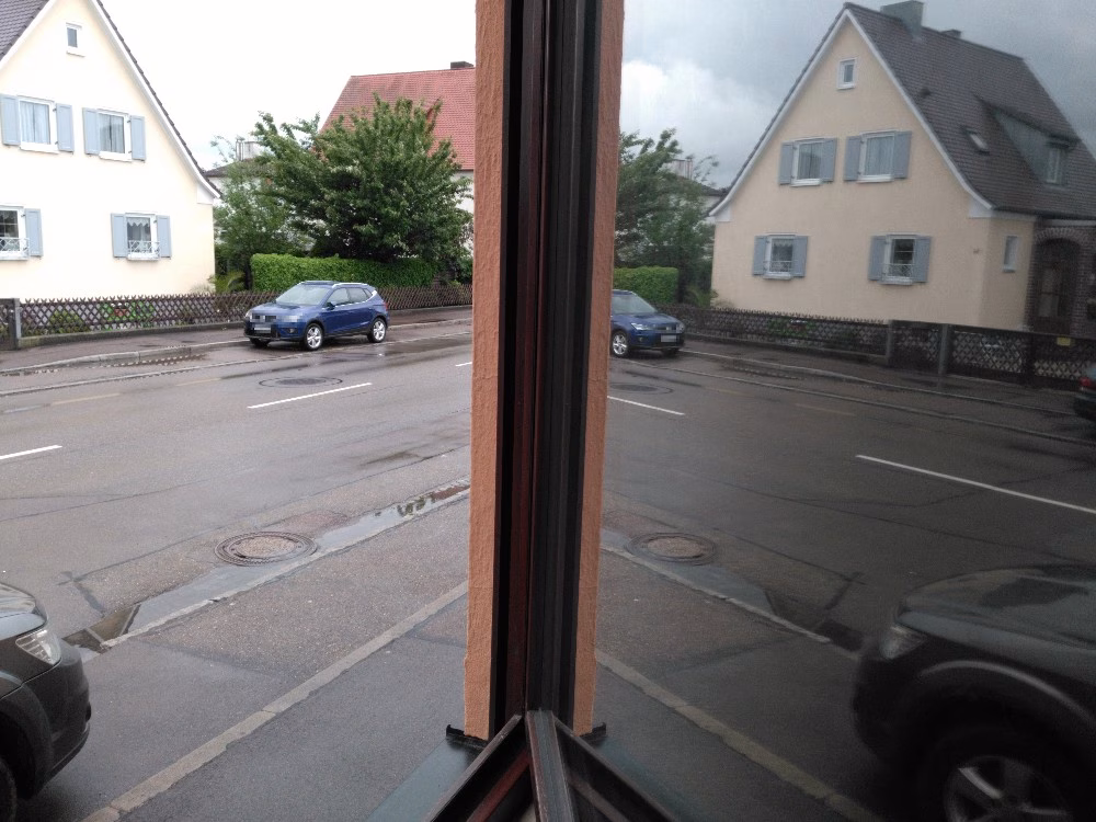 Spionspiegelfolie in bronze verspiegelt auf einem Fenster
