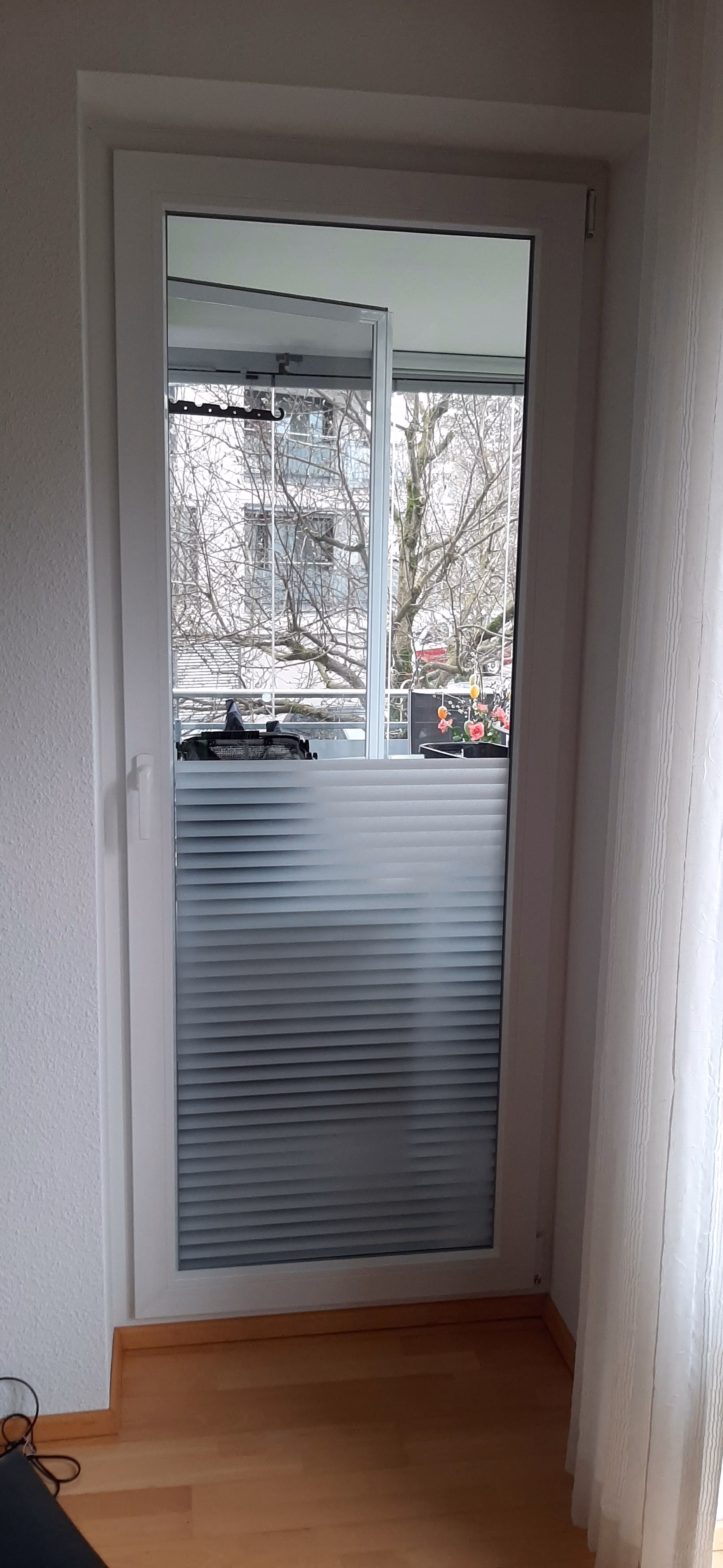 Adhäsionsfolie, horiz. transparent-weiß schattierte Streifen