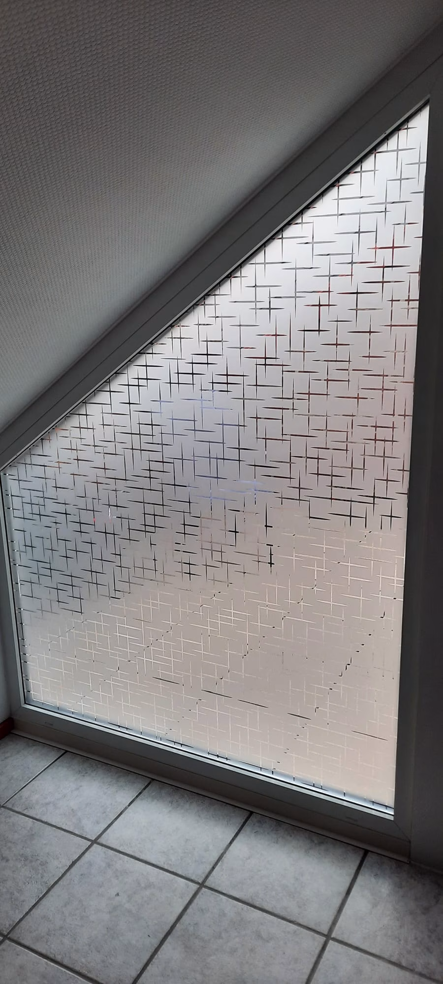 Kreuzdesign Fensterfolie in Trapezform