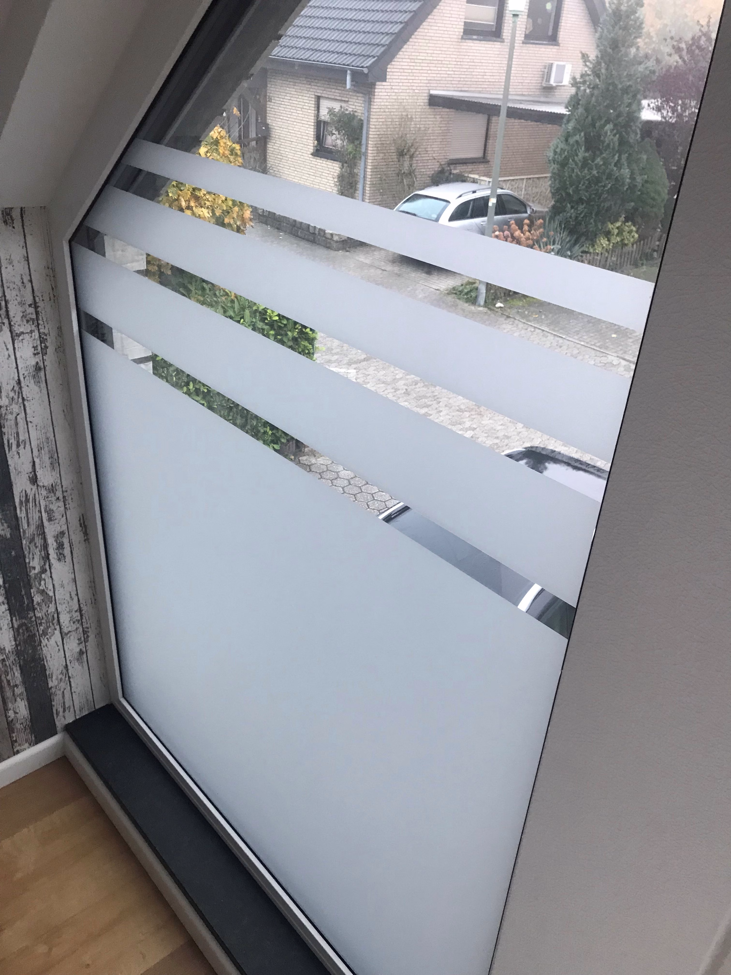 Glasdekorfolie mit Streifenoptik als passgenauer Zuschnitt