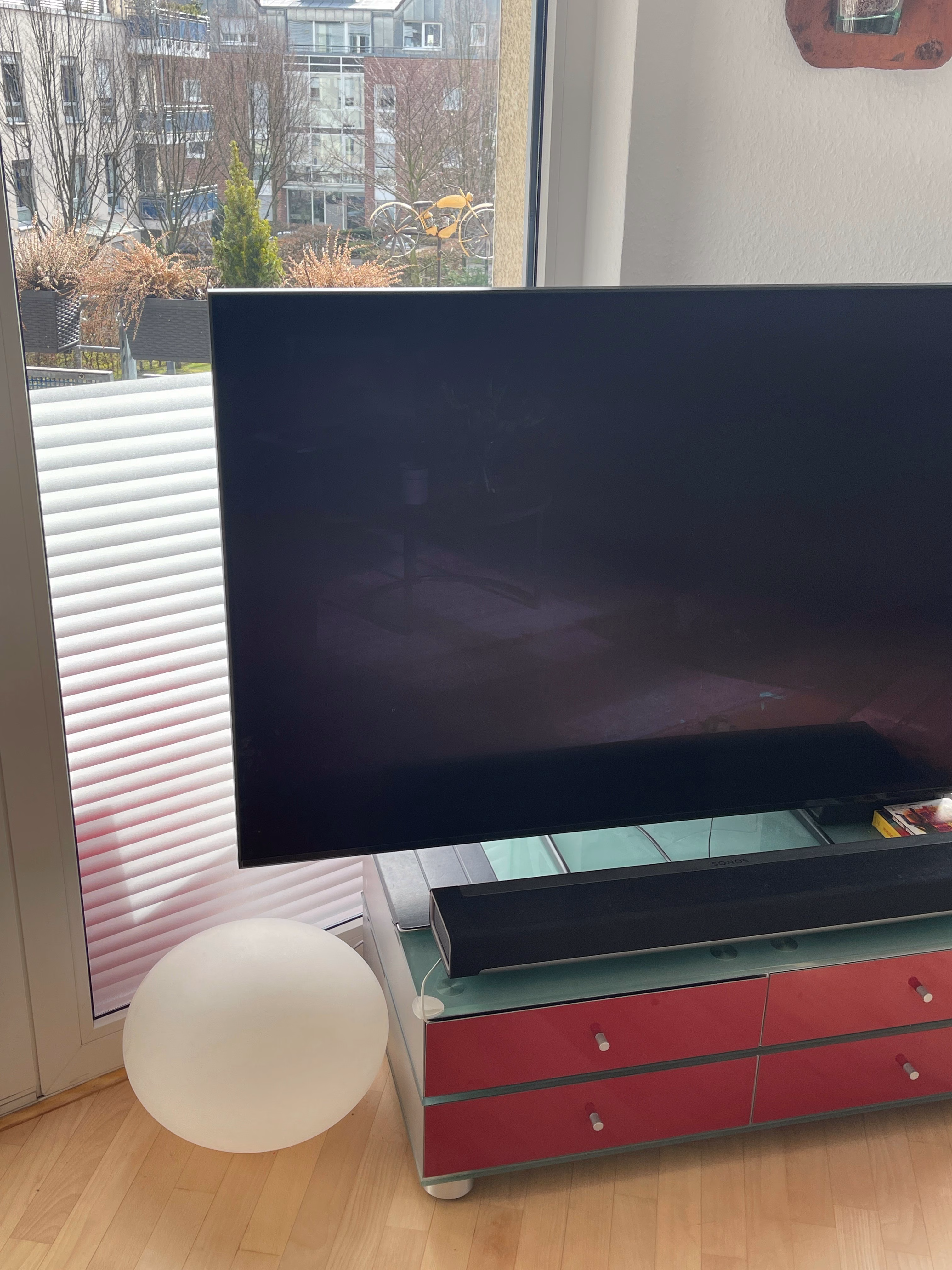Streifen Fensterfolie hinter dem Fernseher