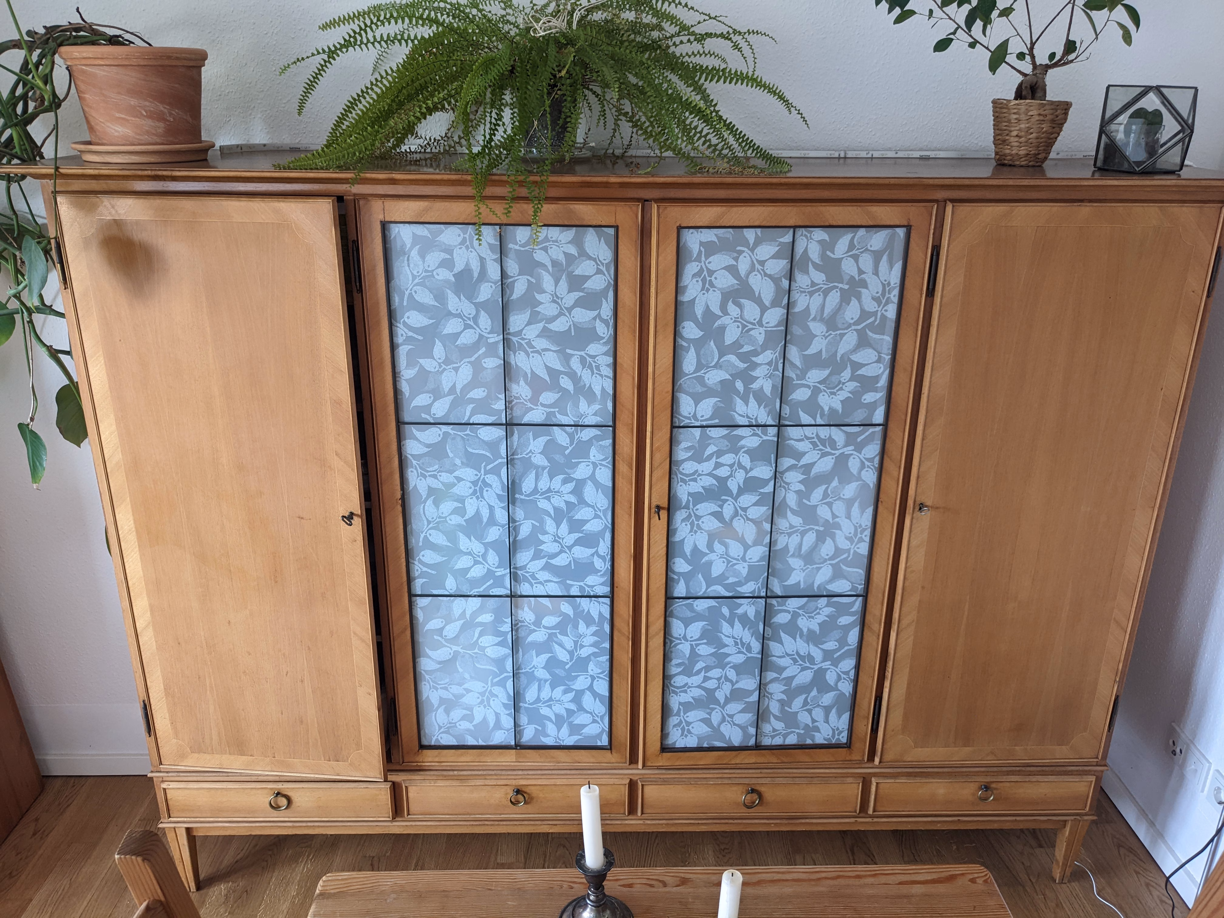 Sichtschutzfolie mit Blättern auf einem Vitrinen Schrank