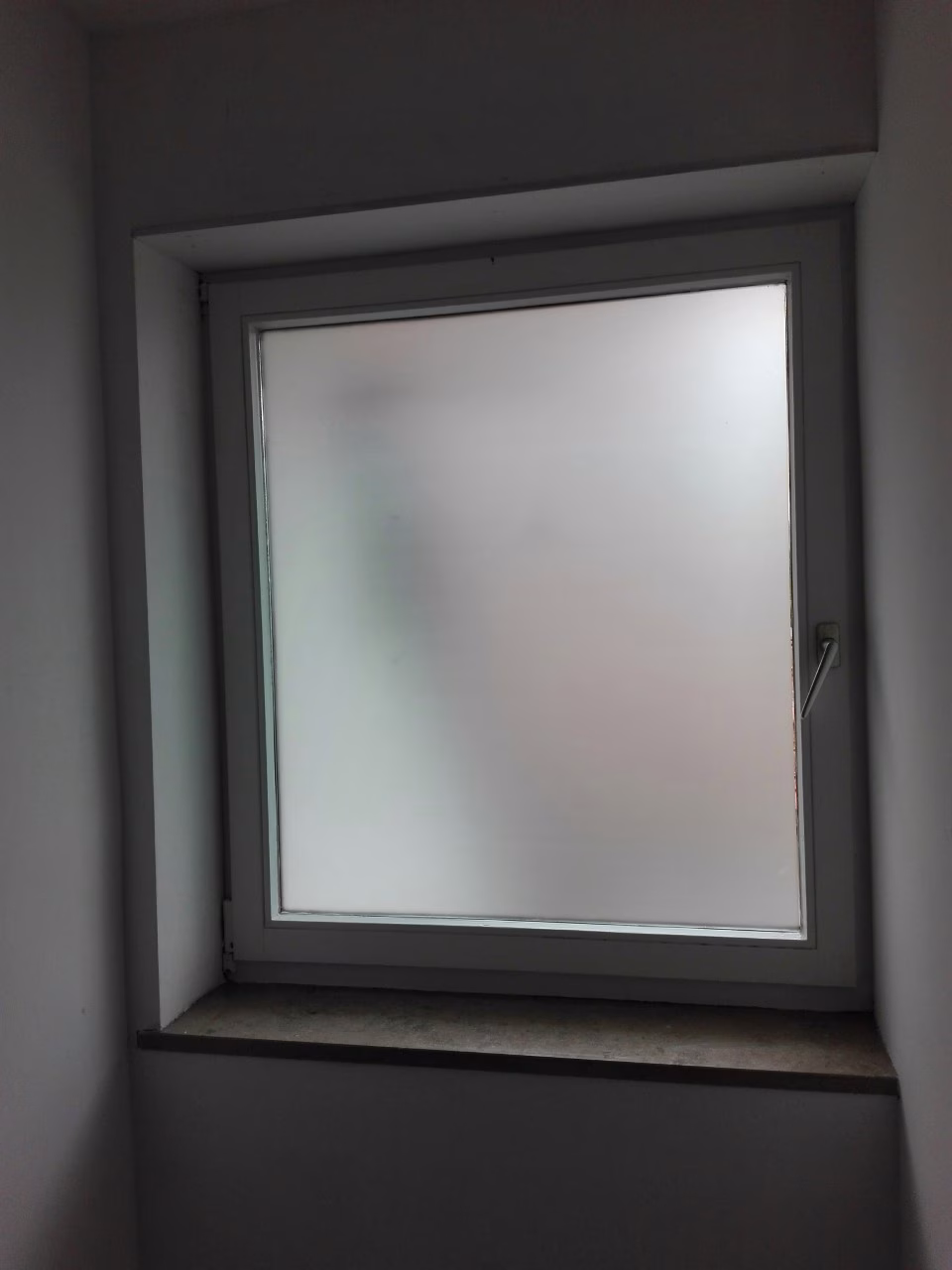 Selbsthaftende Sichtschutzfolie auf dem ganzen Fenster aufgebracht. Selbsthaftende Sichtschutzfolie auf dem ganzen Fenster aufgebracht.