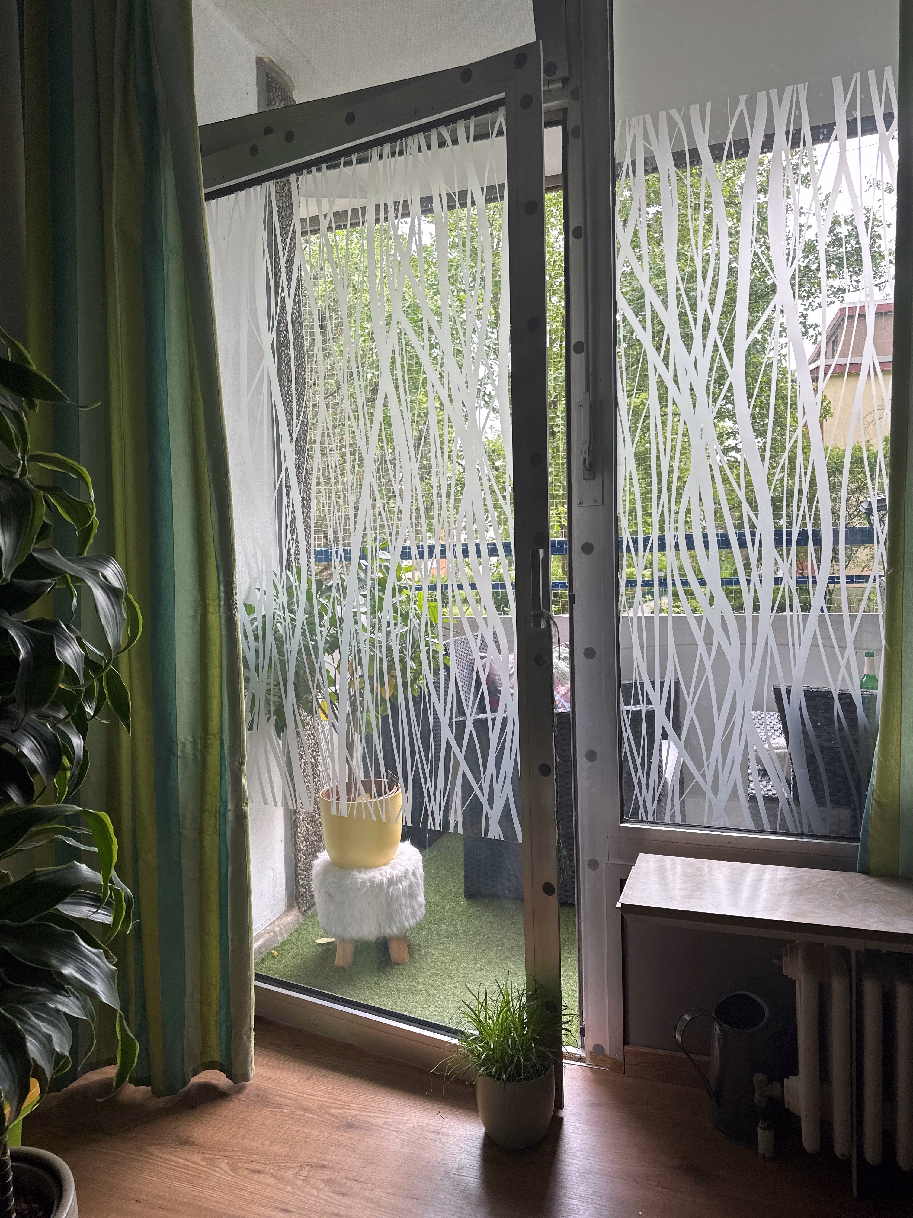dekorative Fensterfolie mit weißen Ziergräsern